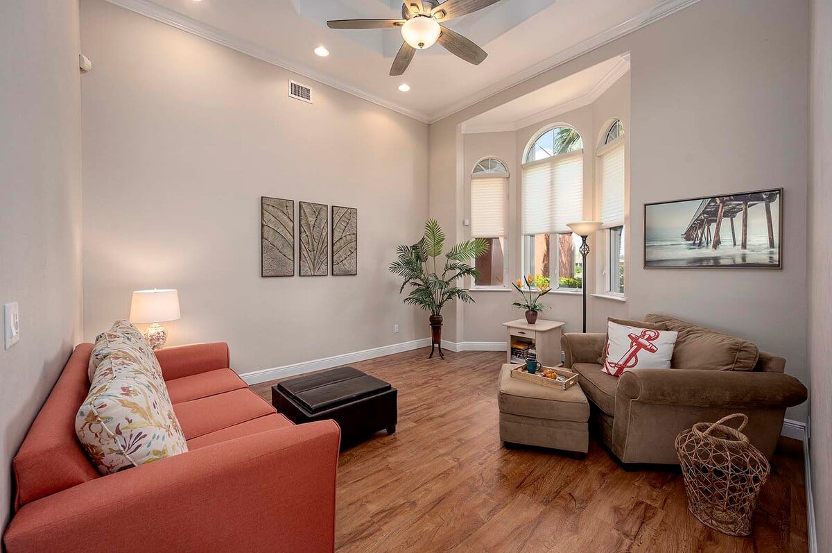 Beheizter Pool und Whirlpool auf der Lanai mit Blick auf den Kanal und privatem Dock.