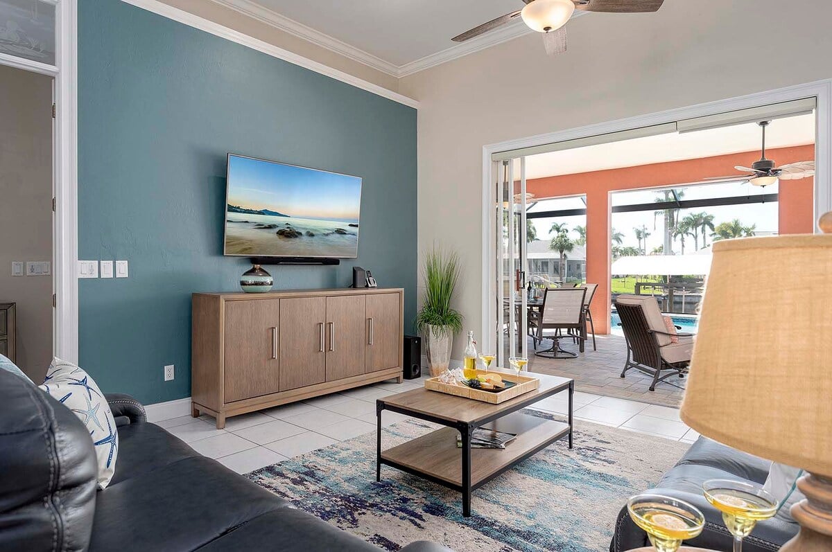 Beheizter Pool und Whirlpool auf der Lanai mit Blick auf den Kanal und privatem Dock.