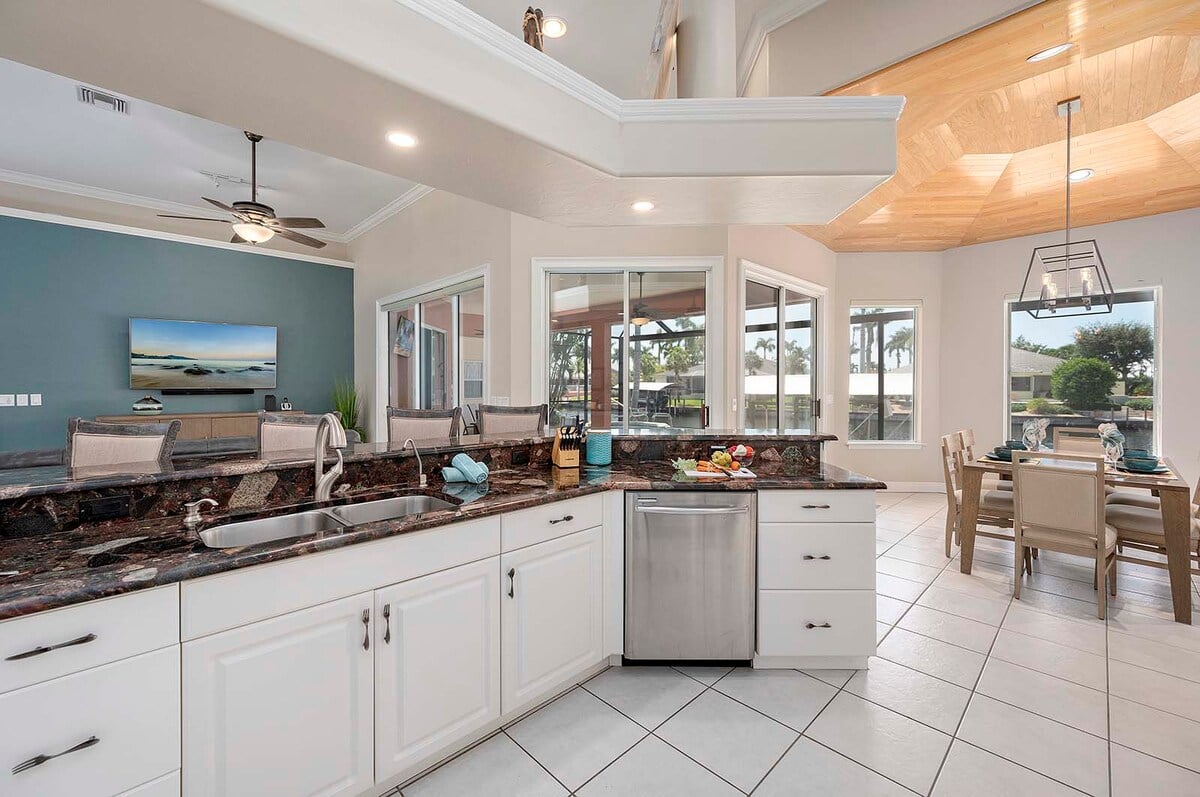 Beheizter Pool und Whirlpool auf der Terrasse mit Blick auf den Kanal und privatem Dock.