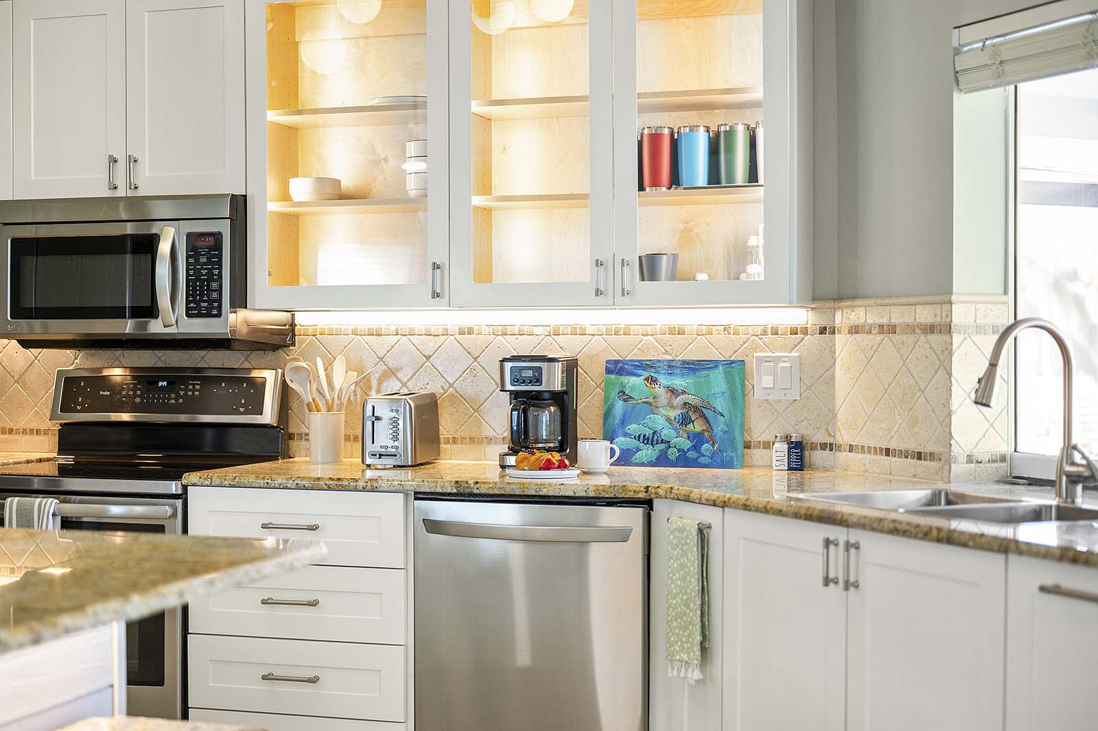 Salzwasser-Pool mit Spa und Terrasse am Kanal mit Bootsdock.