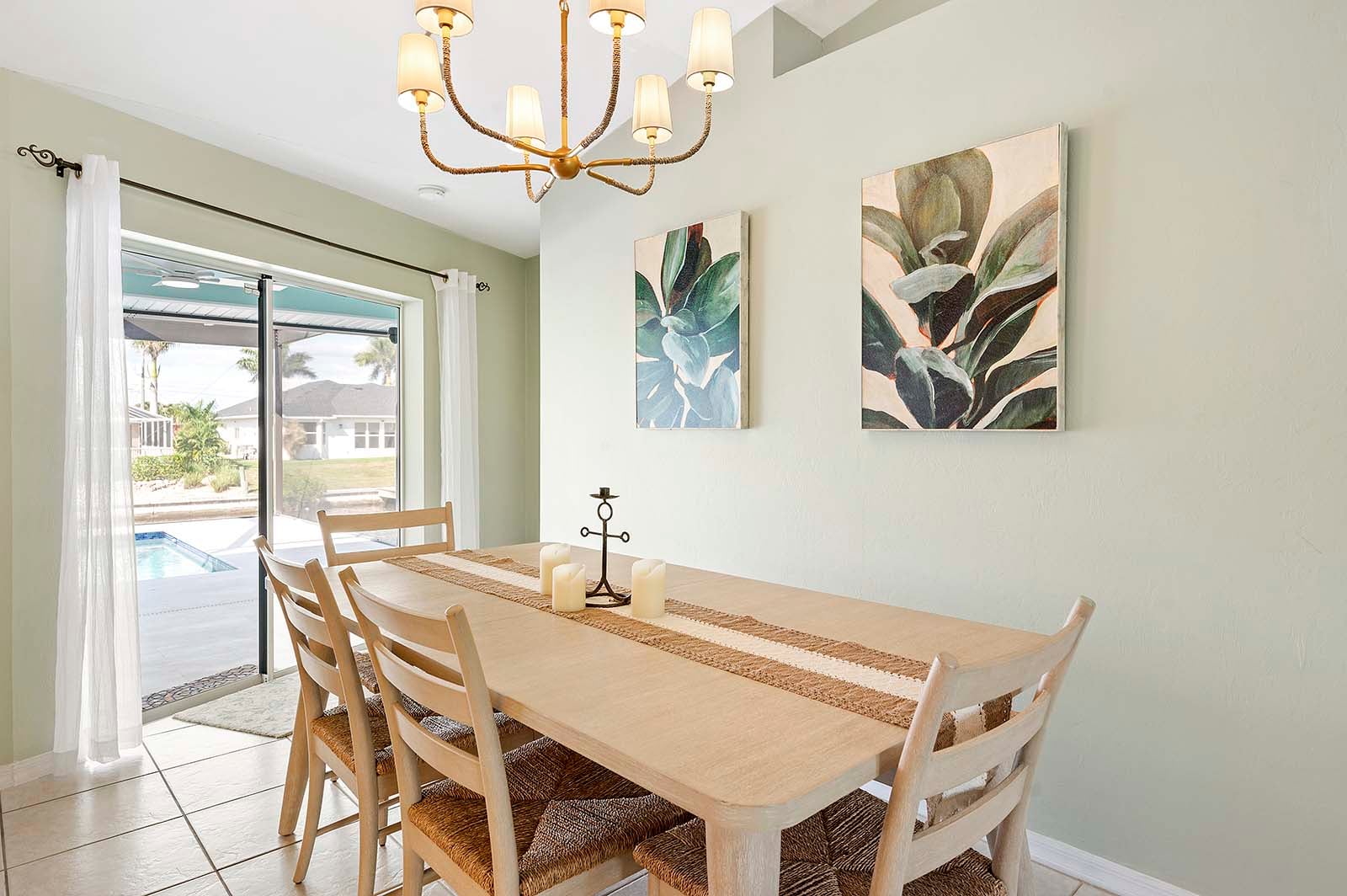 Salzwasser-Pool mit Spa und Sitzbereich auf der Lanai am Kanal.