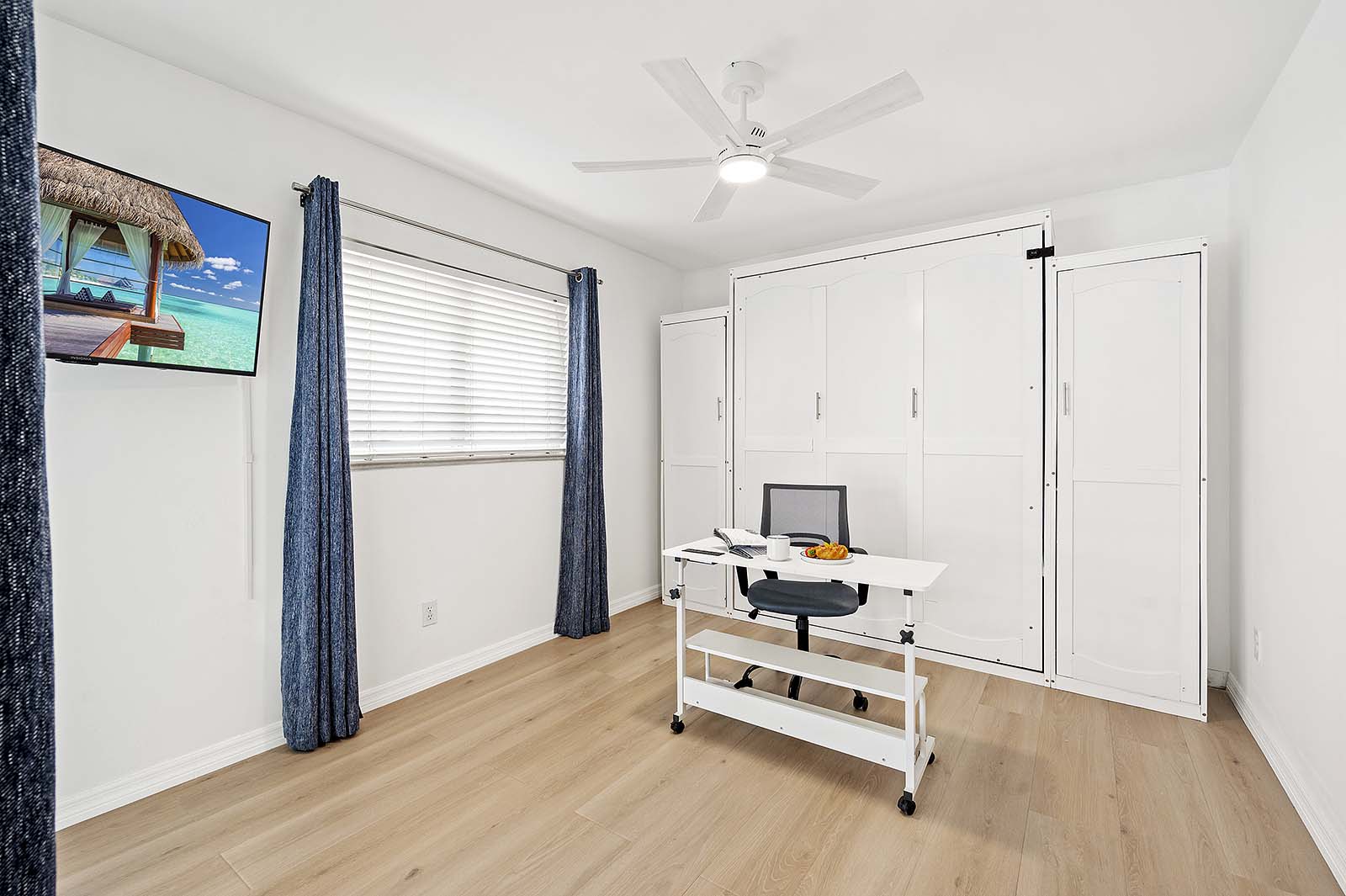 Außenbereich mit Salzwasser-Pool und Spa am Kanal mit Bootsdock.