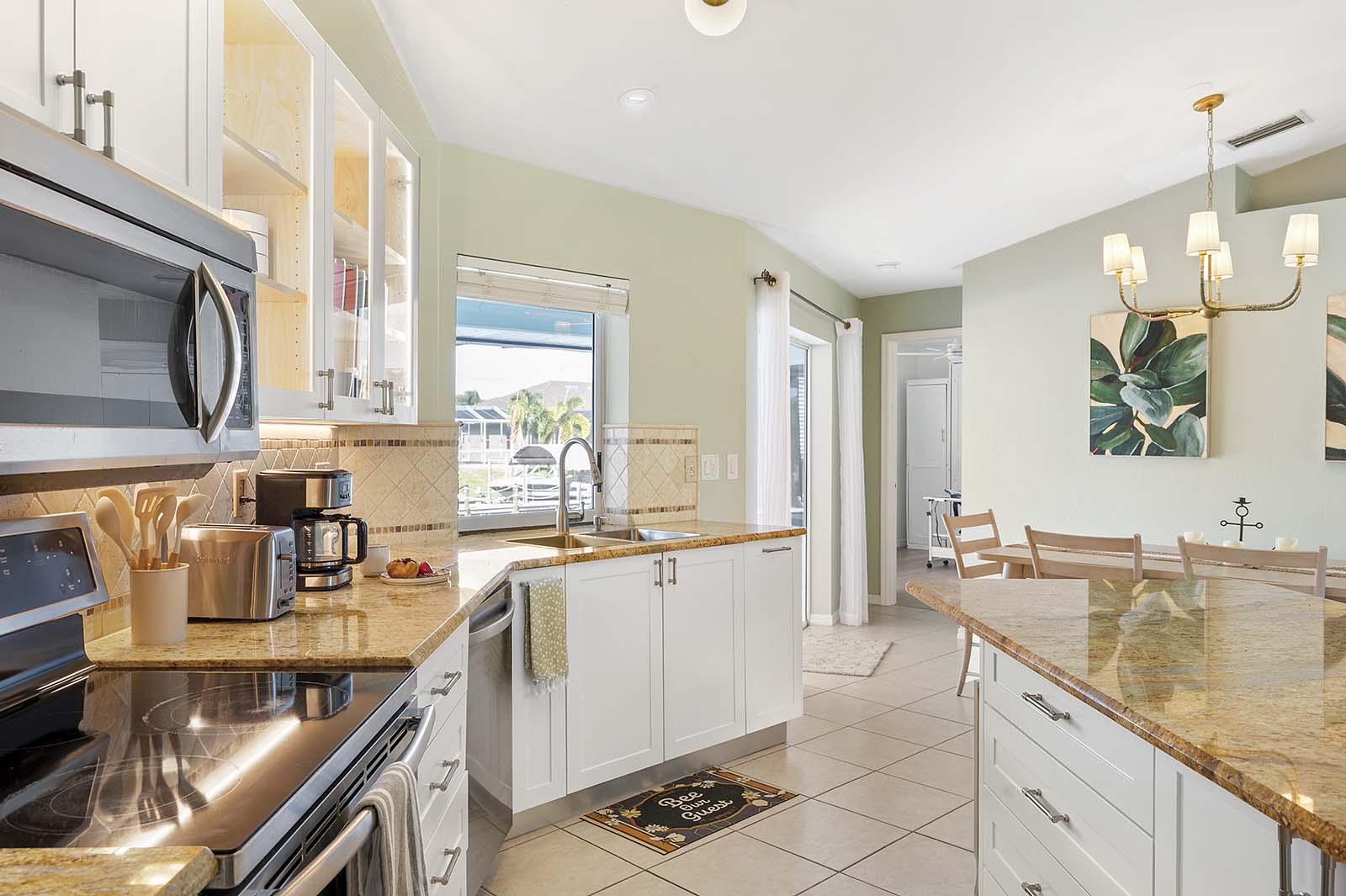 Außenbereich am Kanal mit Bootsdock sowie Salzwasser-Pool und Spa.