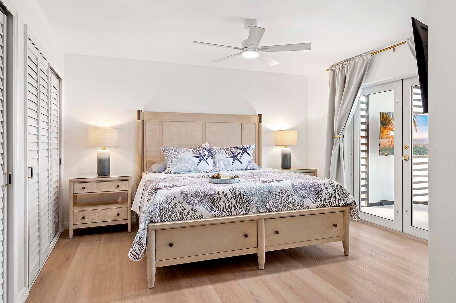 Außenbereich mit Salzwasser-Pool, Spa und Blick auf den Kanal.