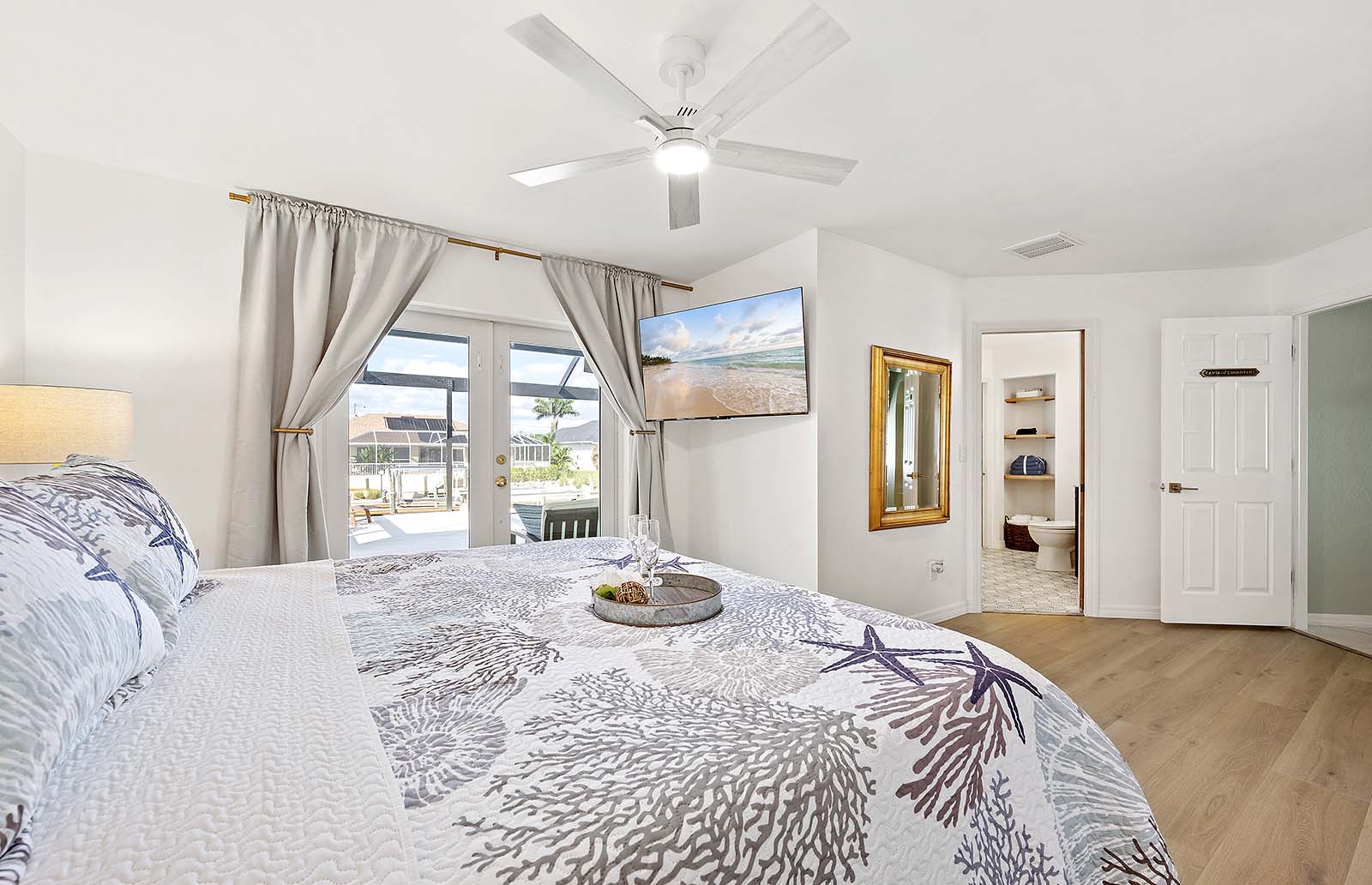 Salzwasser-Pool mit Spa und Sitzbereich auf der Lanai am Kanal.