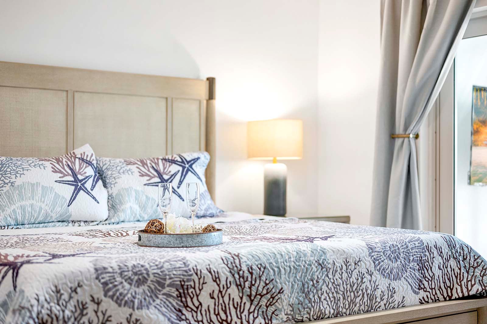 Salzwasser-Pool mit integriertem Spa und Blick auf den Kanal.