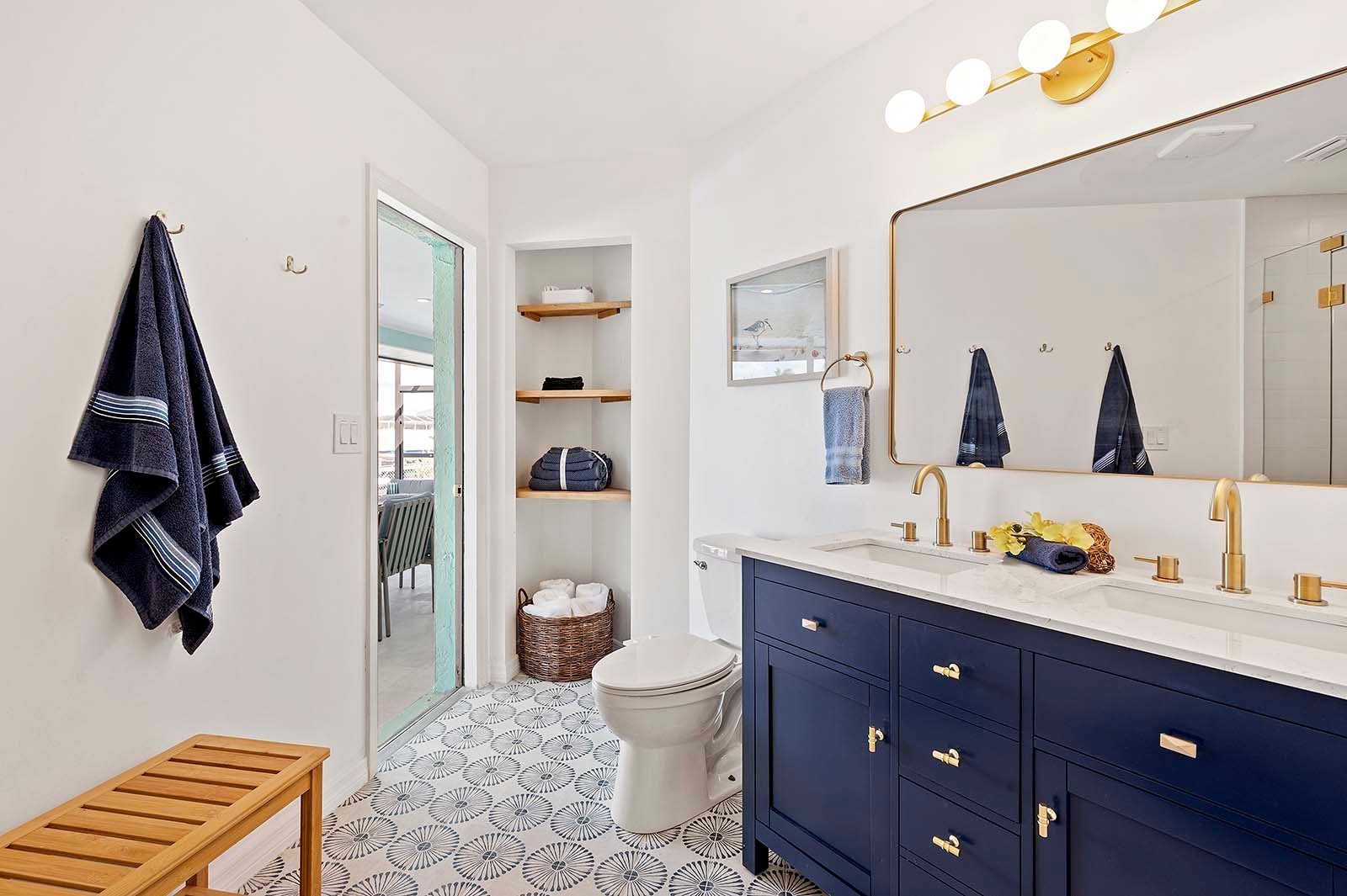 Außenbereich mit Salzwasser-Pool und Spa am Kanal mit Bootsdock.