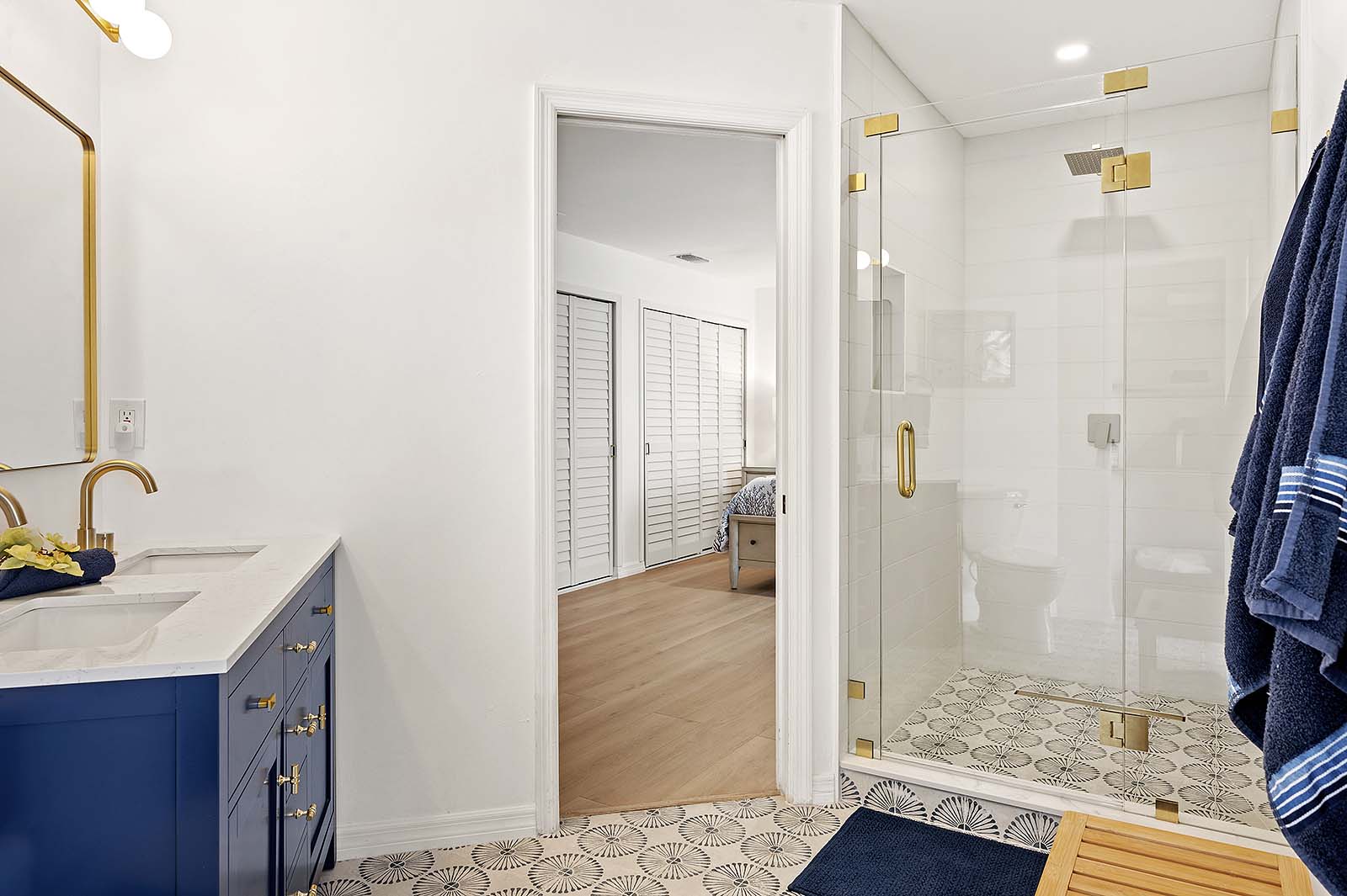 Salzwasser-Pool mit Spa und Terrasse am Kanal.