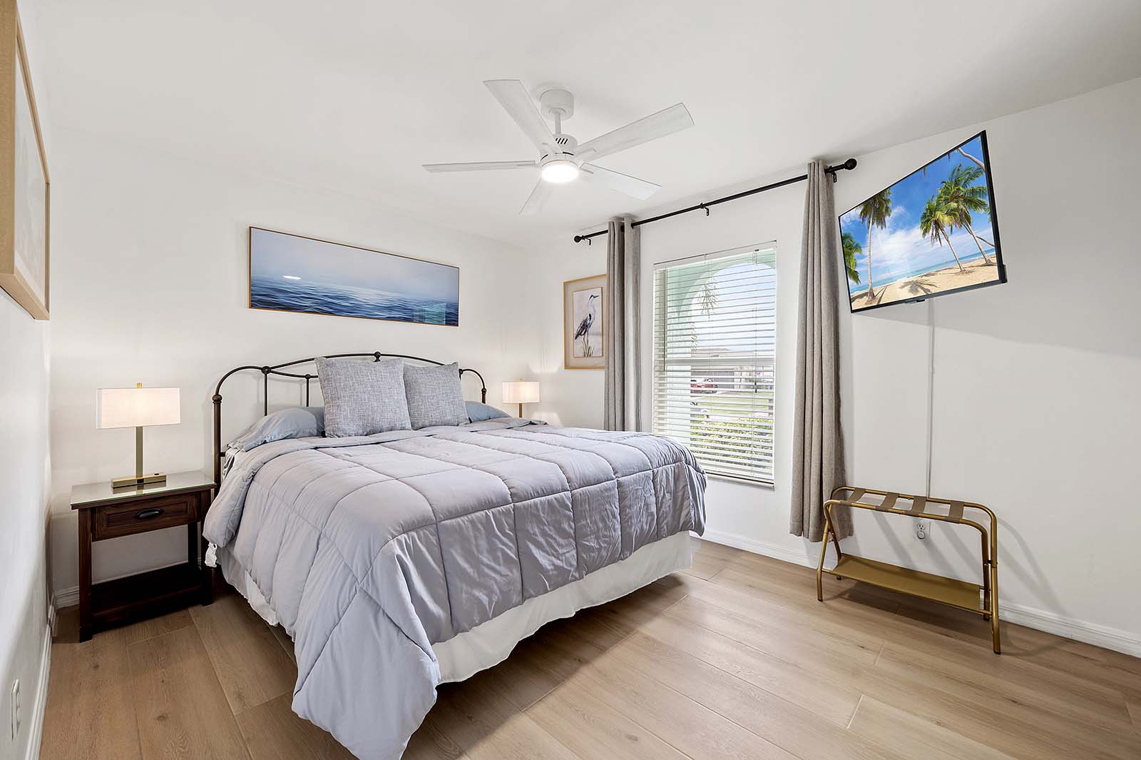 Außenbereich mit Salzwasser-Pool und Spa am Kanal mit Bootsdock.