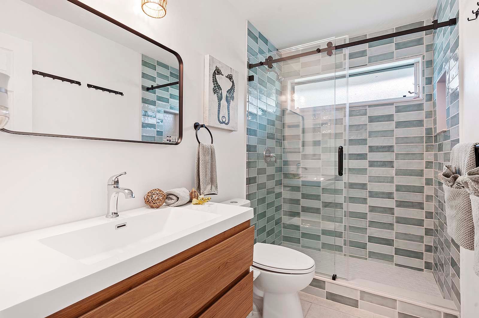 Salzwasser-Pool mit Spa und Sitzbereich auf der Lanai am Kanal.