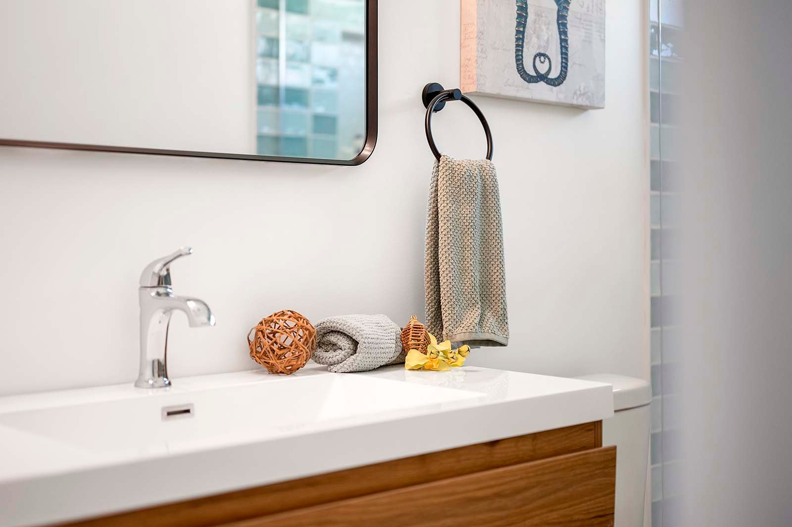 Salzwasser-Pool mit Spa und Blick auf den Kanal.