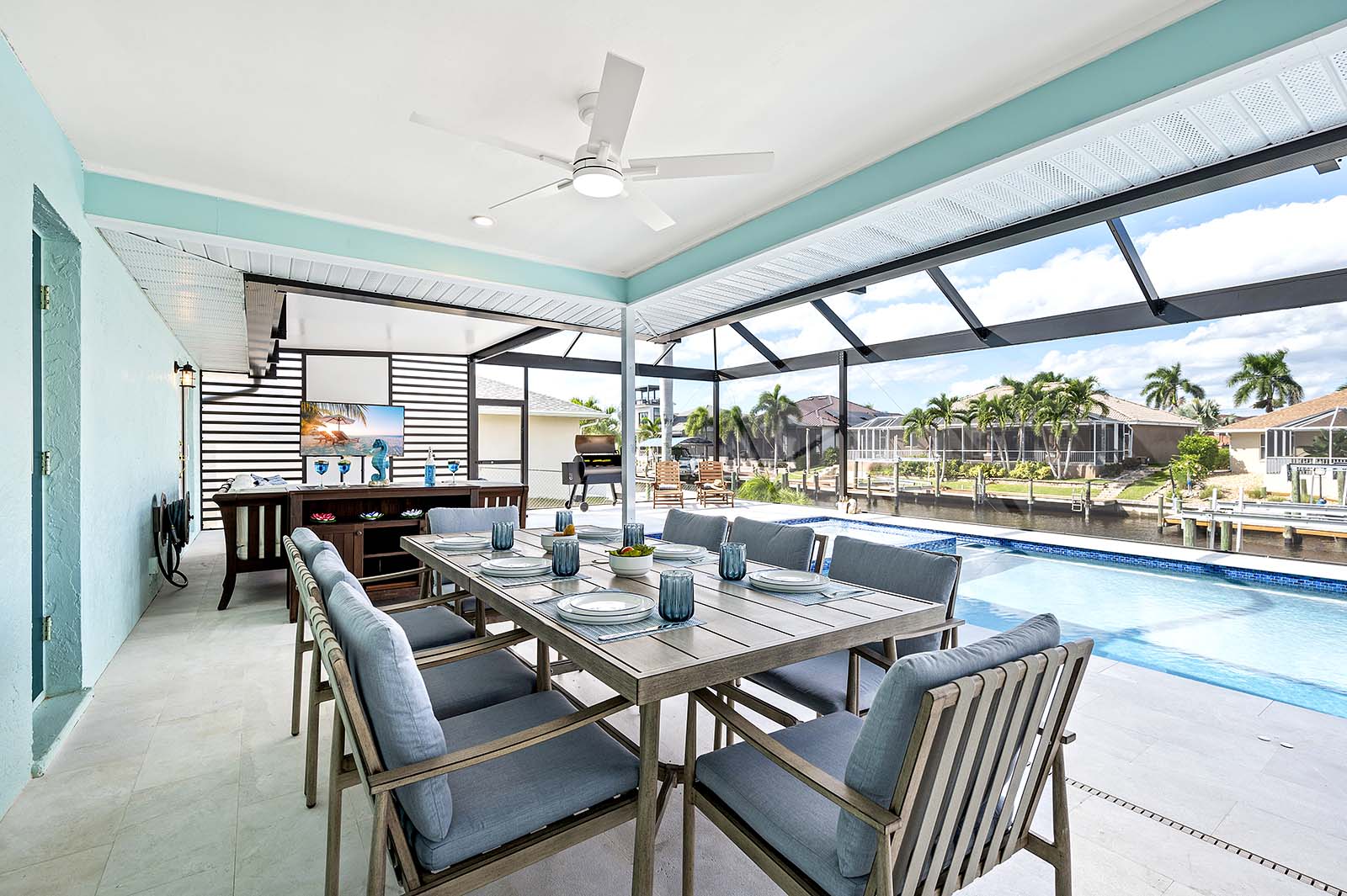 Salzwasser-Pool mit Spa und Blick auf den Kanal.