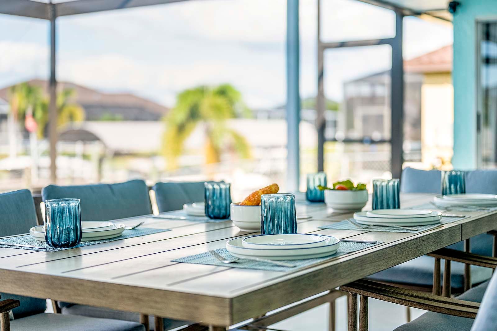 Salzwasser-Pool mit Spa und Terrasse am Kanal mit Bootsdock.