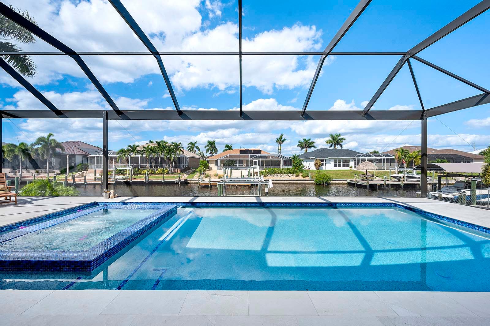 Außenbereich mit Salzwasser-Pool und Spa am Kanal mit Bootsdock.