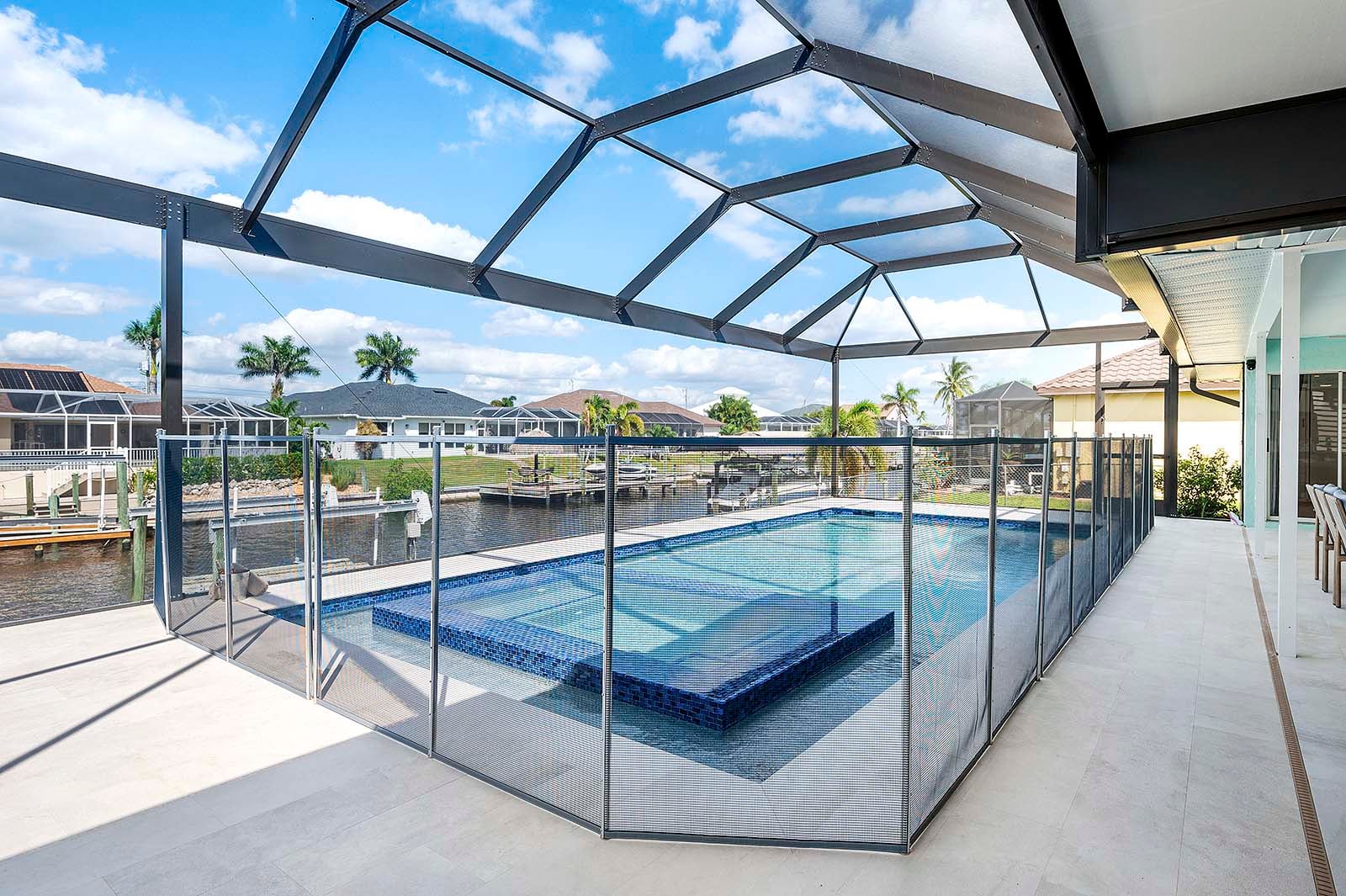 Salzwasser-Pool mit Spa und Terrasse am Kanal mit Bootsdock.