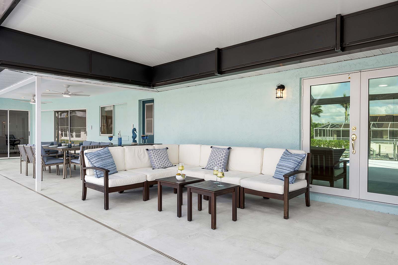 Außenbereich mit Salzwasser-Pool, Spa und Sitzgelegenheiten am Kanal.