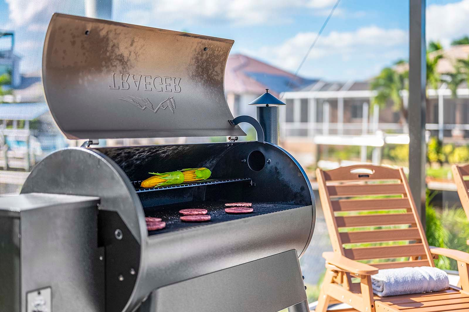 Außenbereich mit Salzwasser-Pool und Spa am Kanal mit Bootsdock