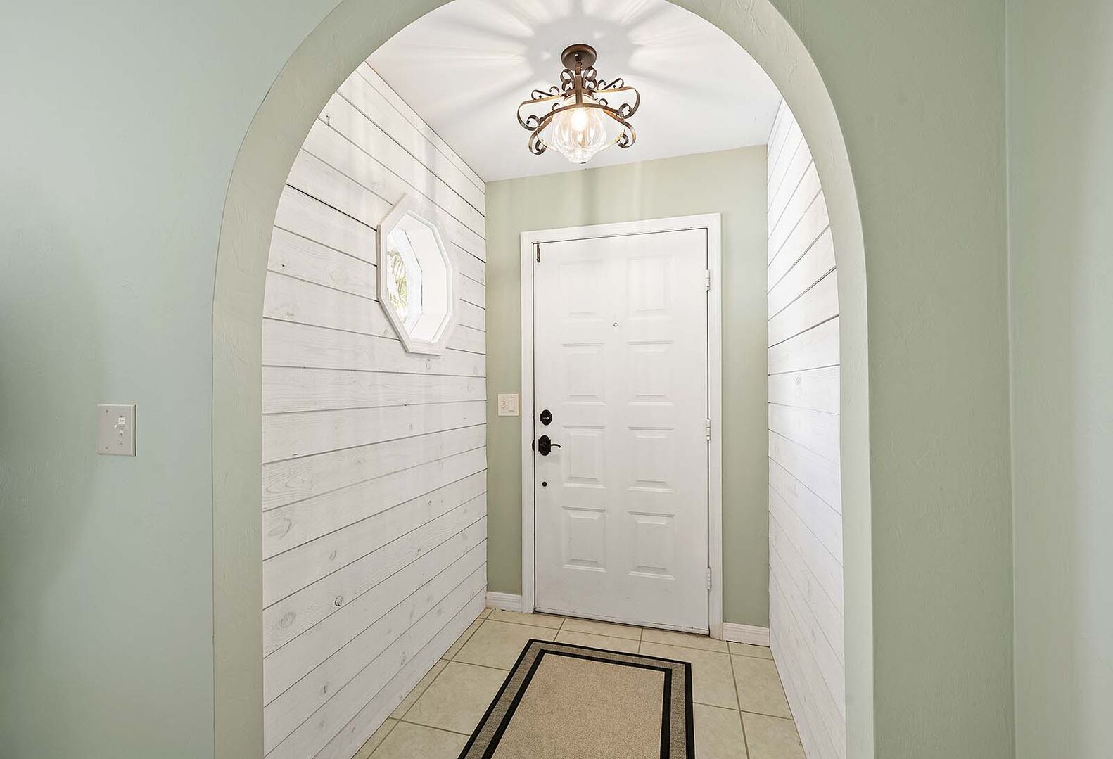 Außenbereich mit Salzwasser-Pool und Spa am Kanal mit Bootsdock.