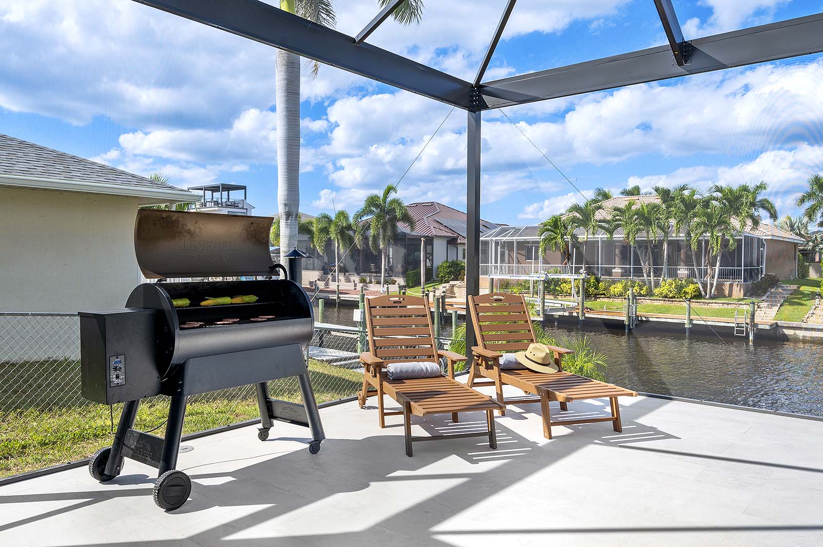 Außenbereich mit Salzwasser-Pool, Spa und Blick auf den Kanal mit Bootsdock.