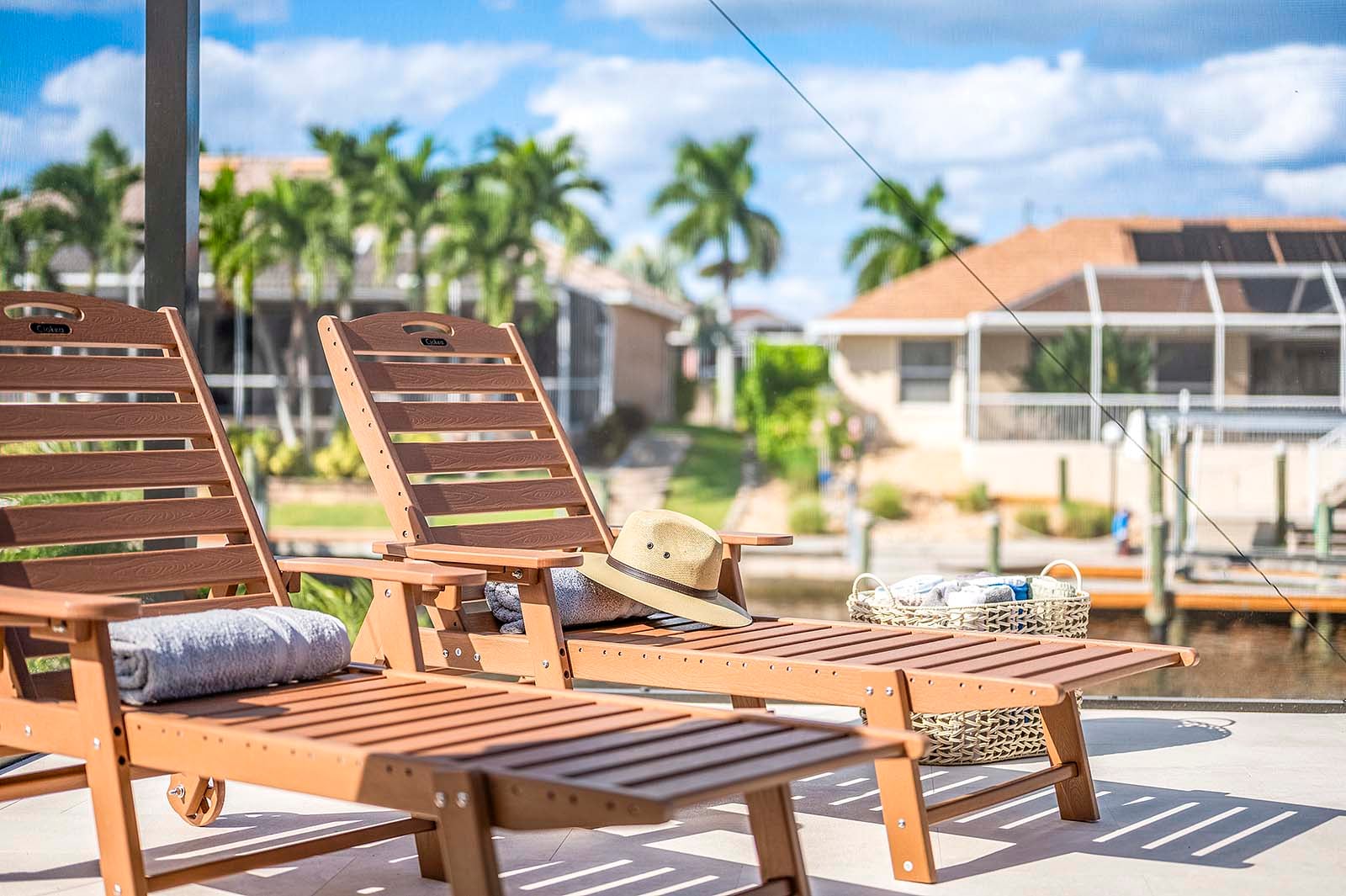 Salzwasser-Pool mit integriertem Spa und Sitzbereich auf der Lanai.