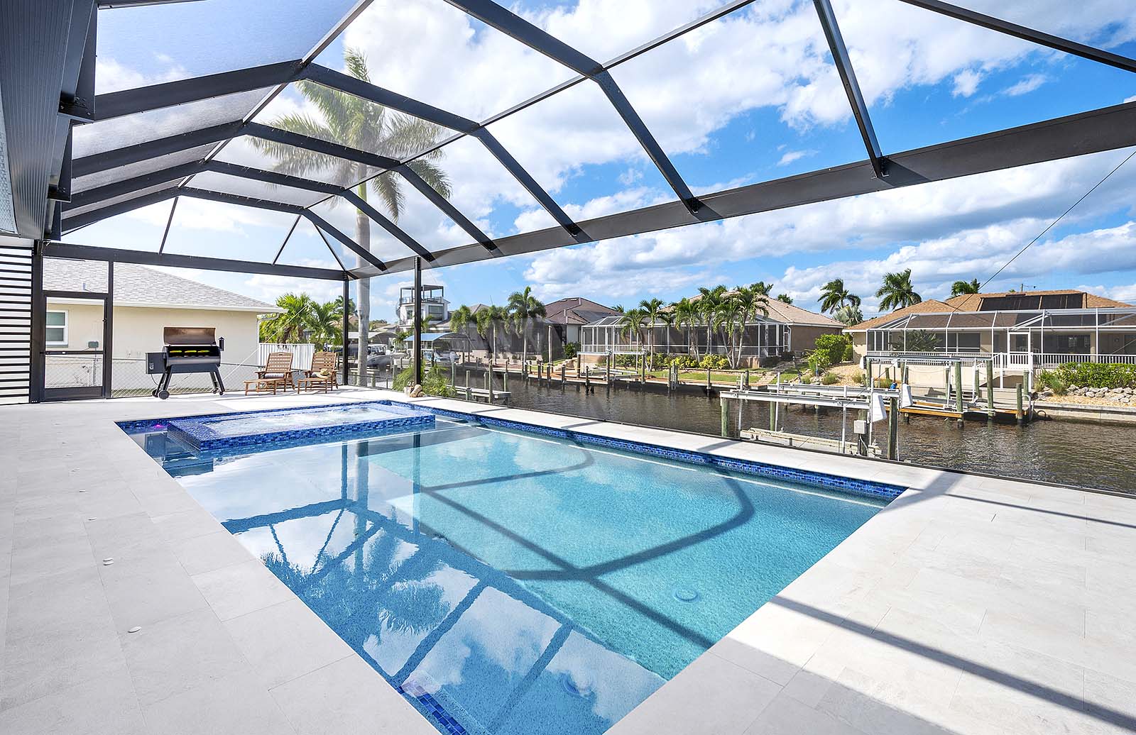 Außenbereich am Kanal mit Bootsdock sowie Salzwasser-Pool und Spa.