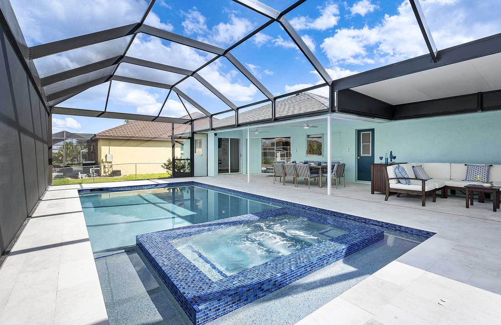 Salzwasser-Pool mit Spa und Blick auf den Kanal.