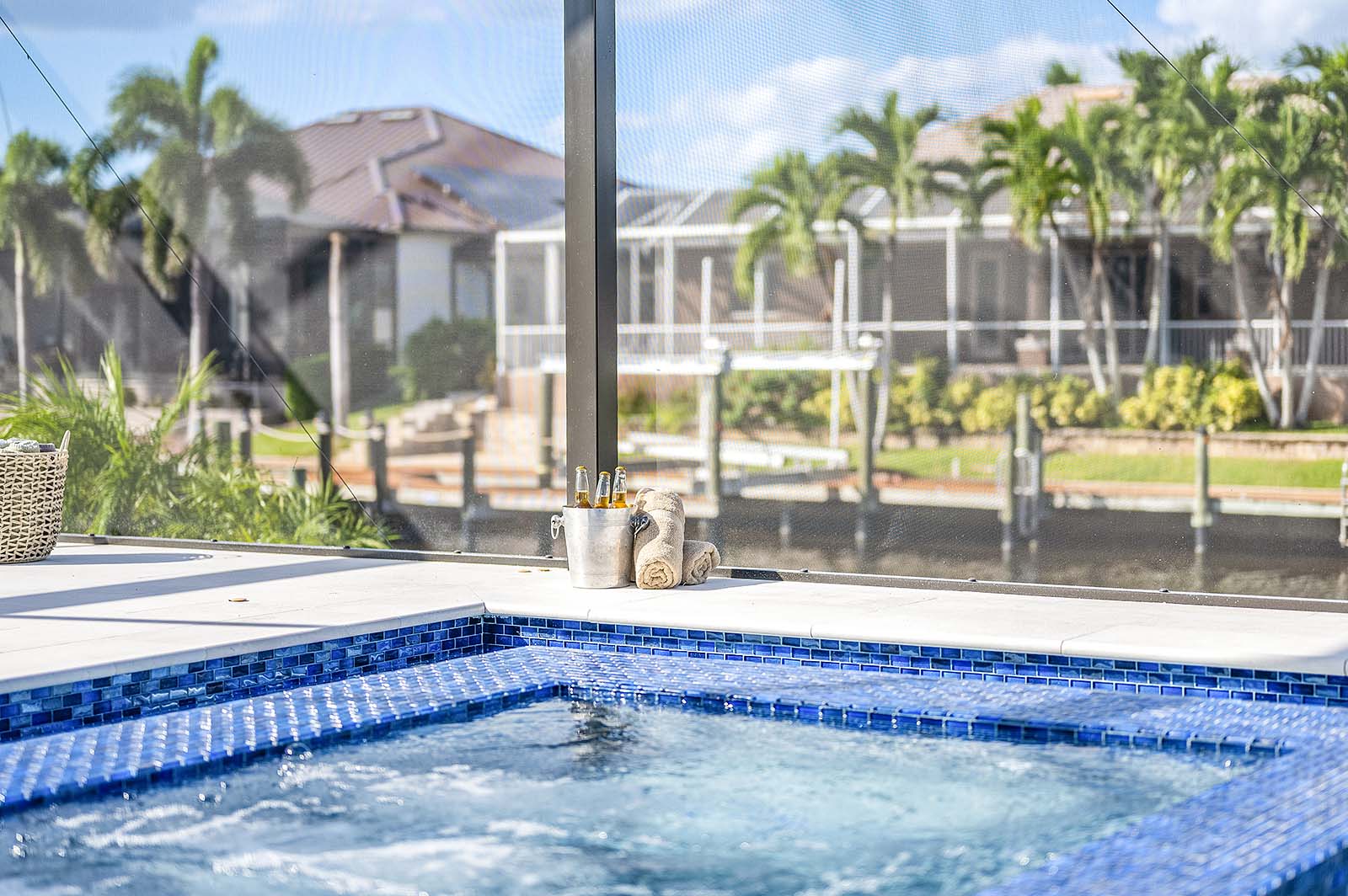 Außenbereich mit Salzwasser-Pool, Spa und Sitzgelegenheiten am Kanal.