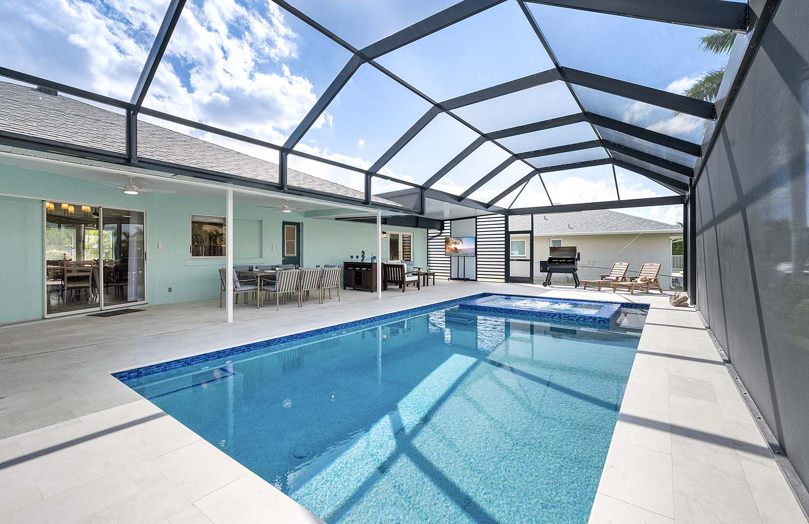 Salzwasser-Pool mit integriertem Spa auf der Lanai.