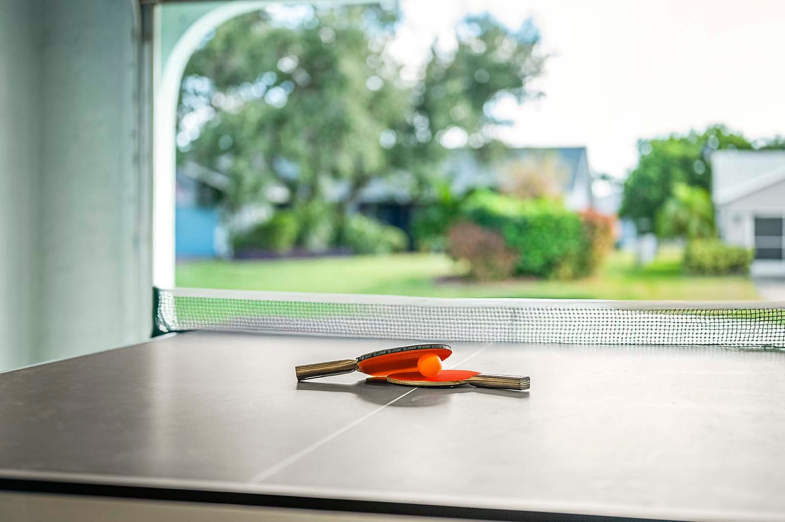 Salzwasser-Pool mit Spa und Terrasse am Kanal mit Bootsdock.