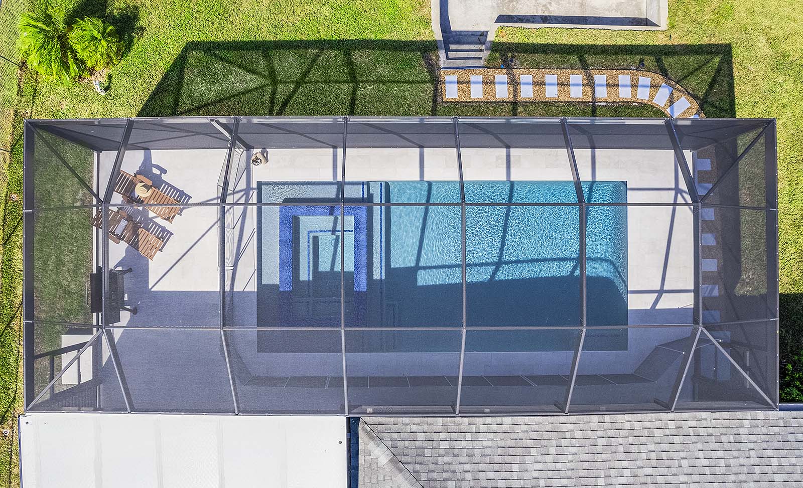 Salzwasser-Pool mit Spa und Sitzbereich auf der Lanai am Kanal.