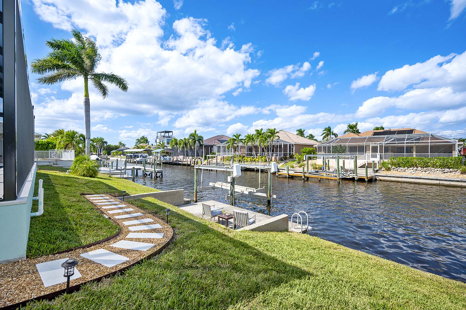 Salzwasser-Pool mit Spa und Blick auf den Kanal.