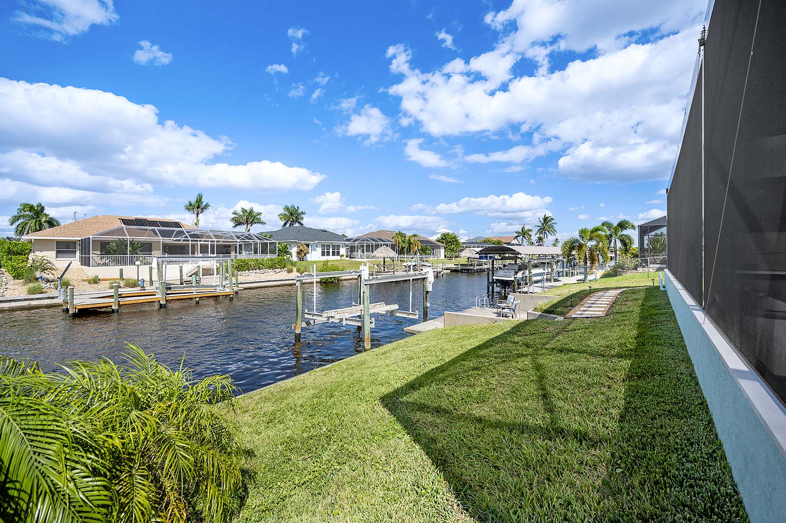 Salzwasser-Pool mit Spa und Sitzbereich auf der Lanai am Kanal.