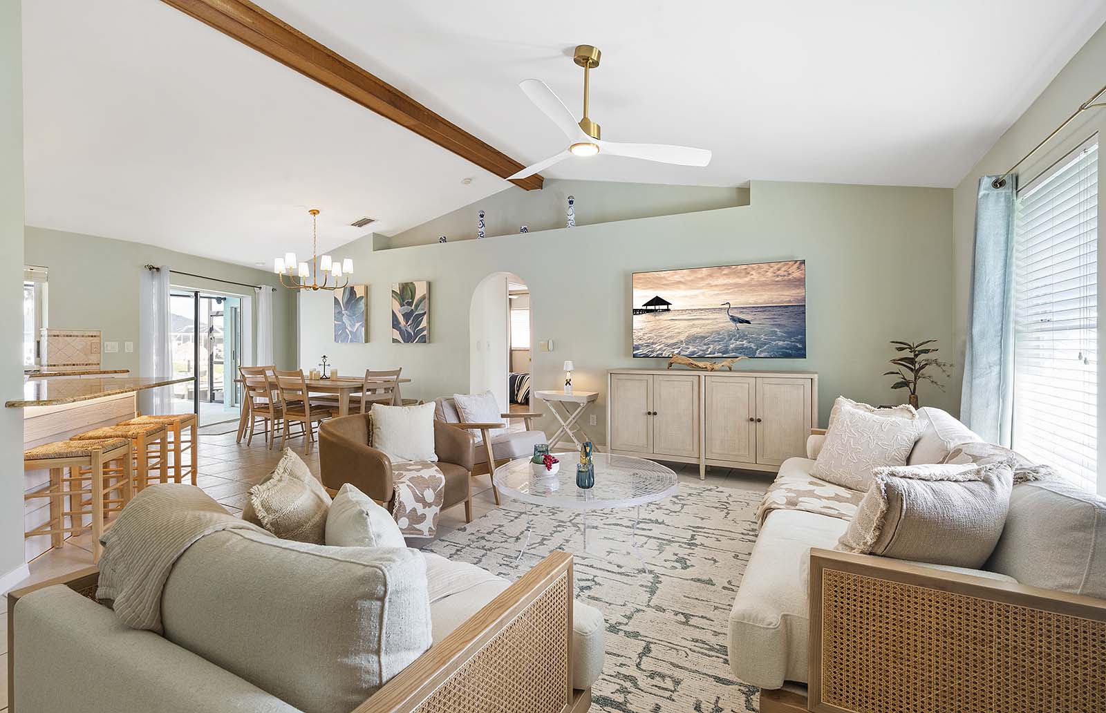 Salzwasser-Pool mit Spa und Terrasse am Kanal mit Bootsdock.