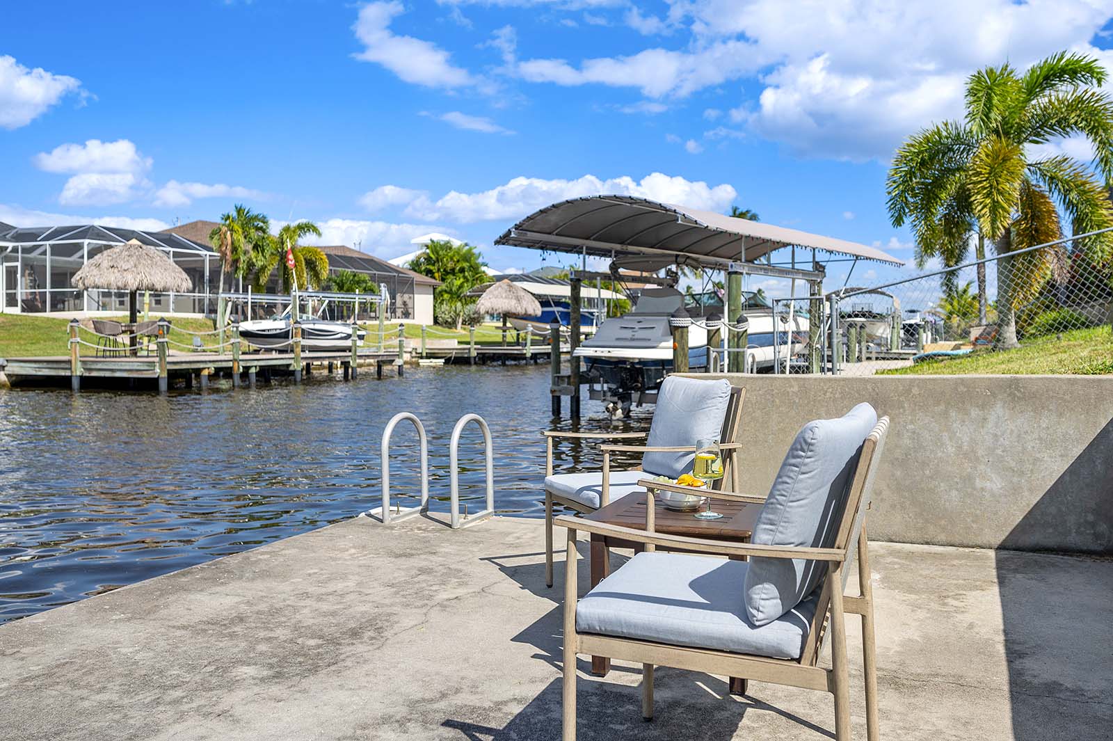Salzwasser-Pool mit Spa und Blick auf den Kanal.