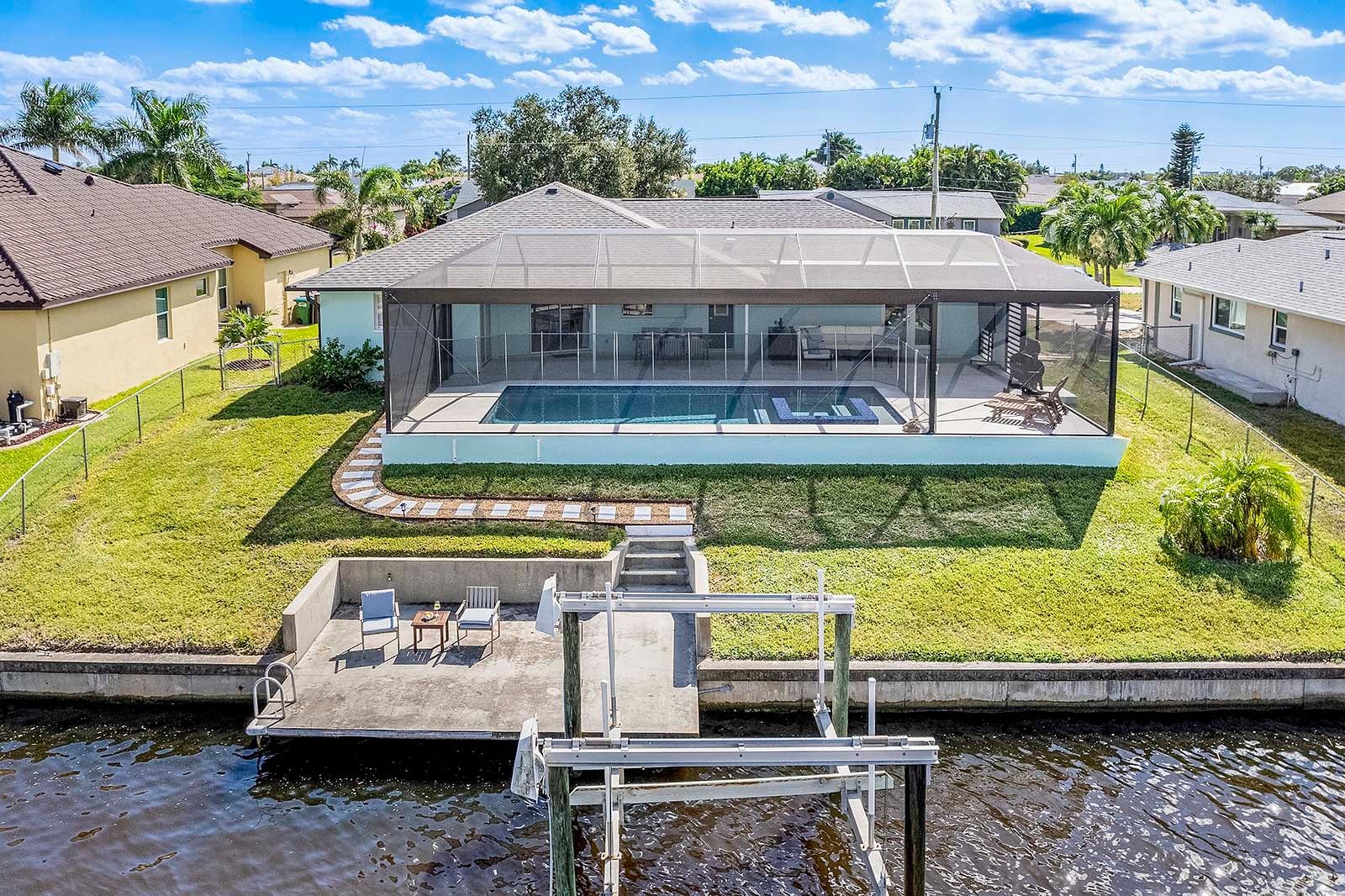 Außenbereich mit Salzwasser-Pool, Spa und Sitzgelegenheiten am Kanal.