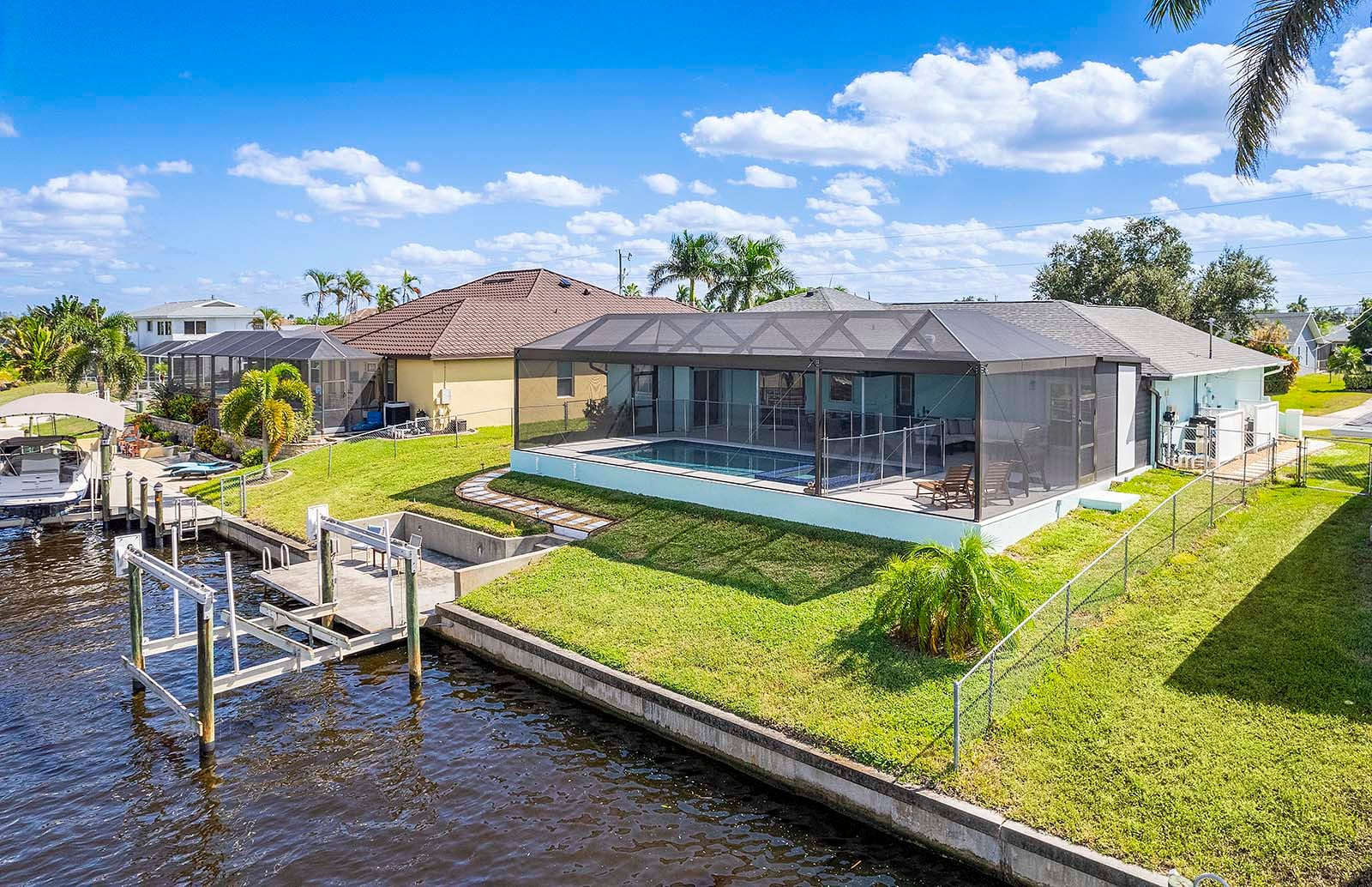 Salzwasser-Pool mit Spa und Terrasse am Kanal mit Bootsdock.