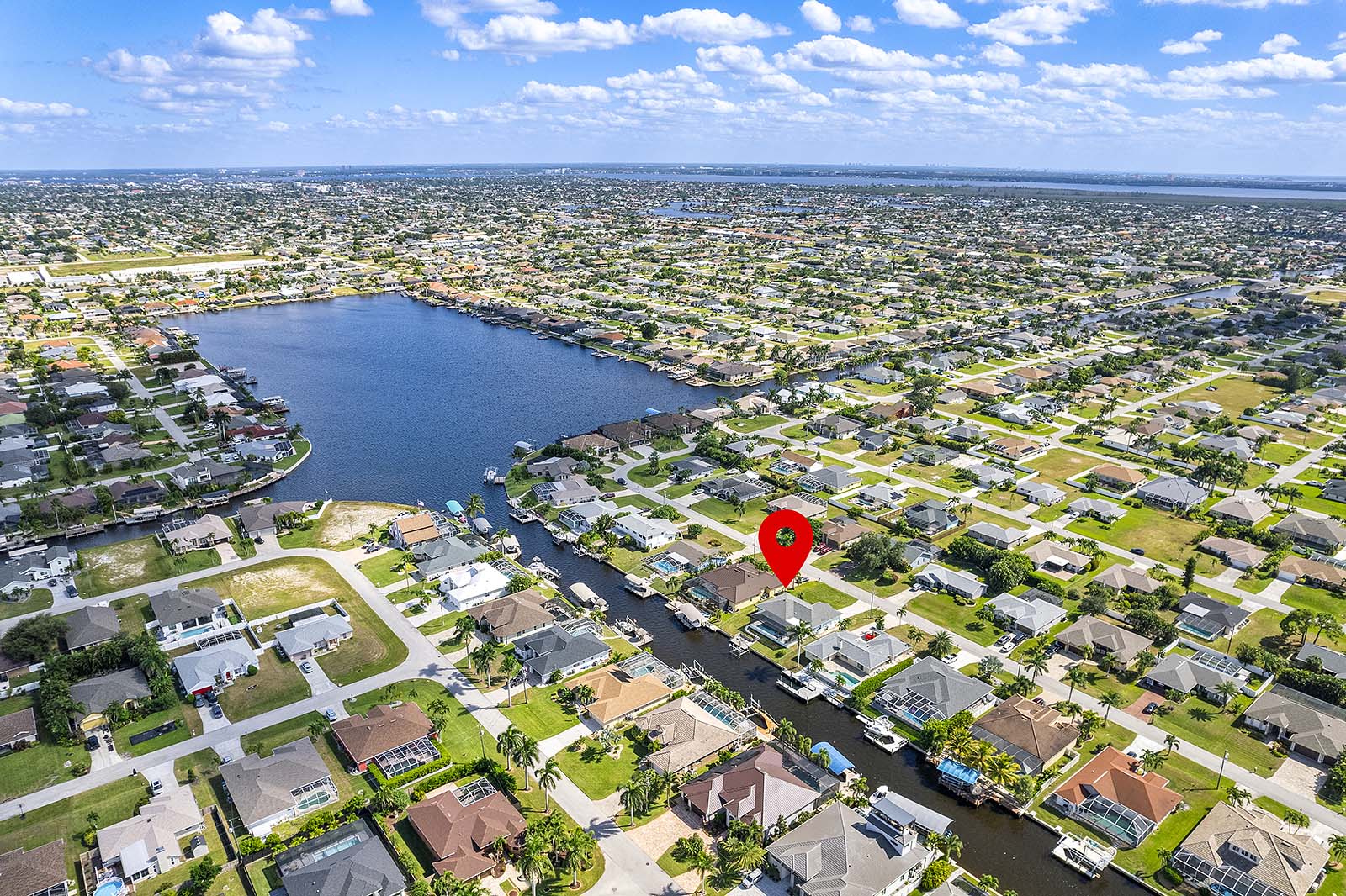 Salzwasser-Pool mit Spa und Terrasse am Kanal mit Bootsdock.