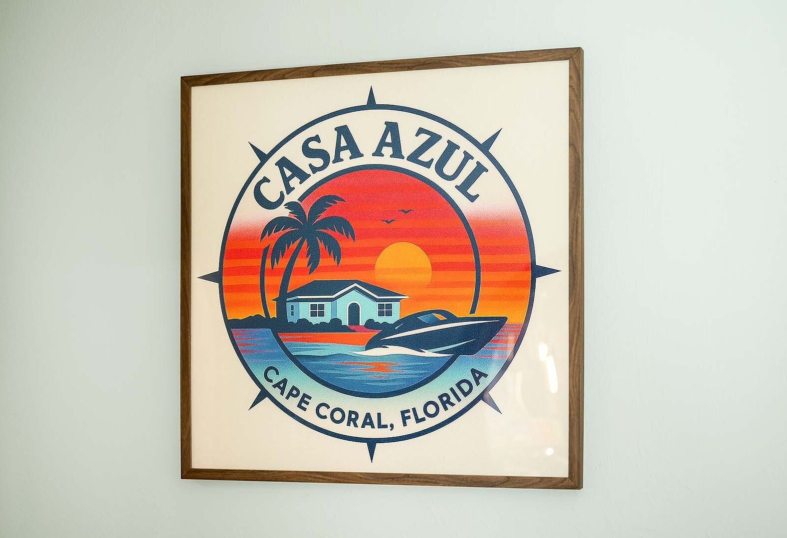 Salzwasser-Pool mit Spa und Sitzbereich auf der Lanai am Kanal.