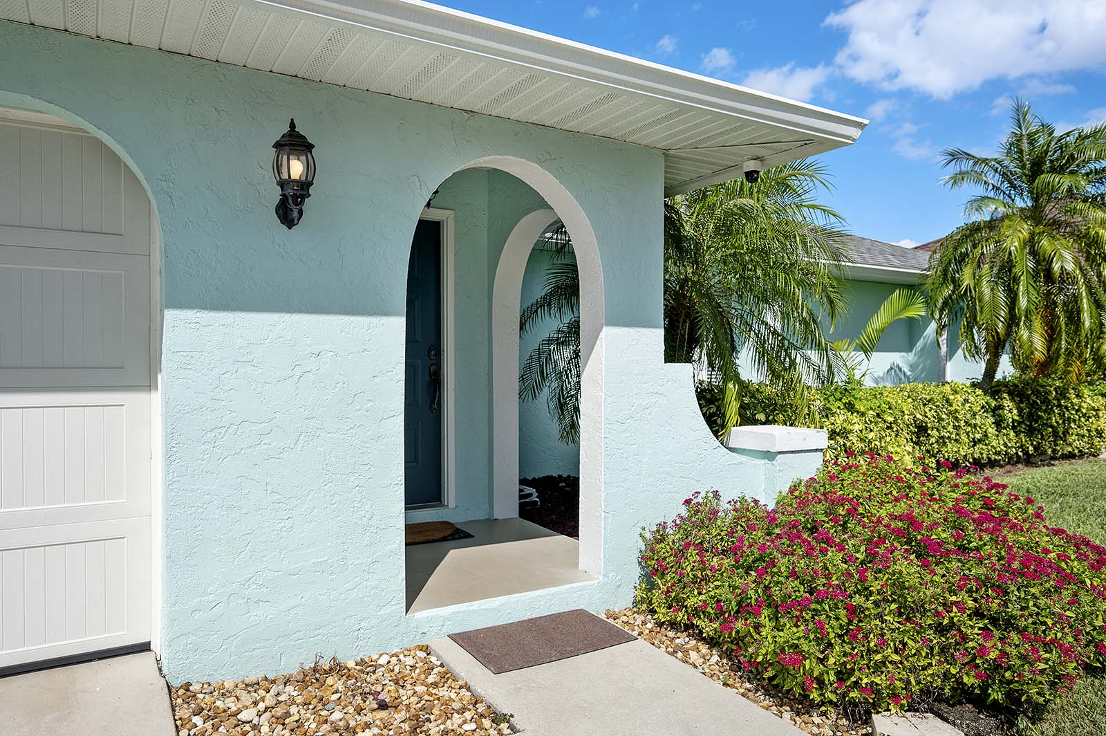 Außenbereich am Kanal mit Bootsdock sowie Salzwasser-Pool und Spa.