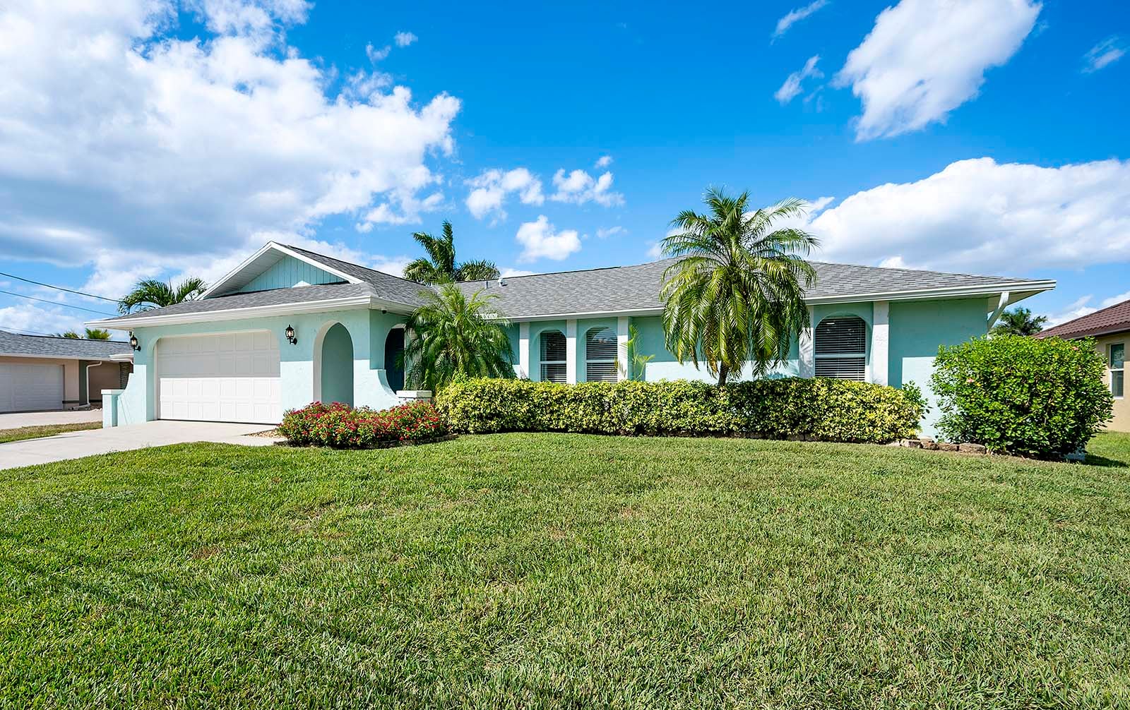 Außenbereich am Kanal mit Bootsdock sowie Salzwasser-Pool und Spa.