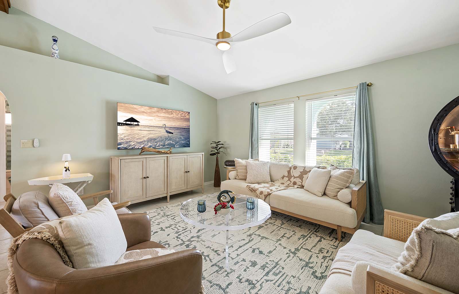 Salzwasser-Pool mit Spa und Terrasse am Kanal.