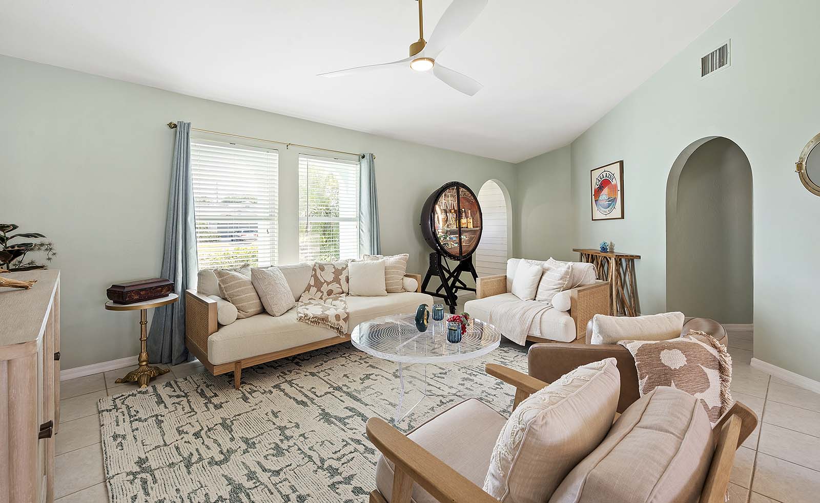 Salzwasser-Pool mit Spa und Sitzbereich auf der Lanai am Kanal.