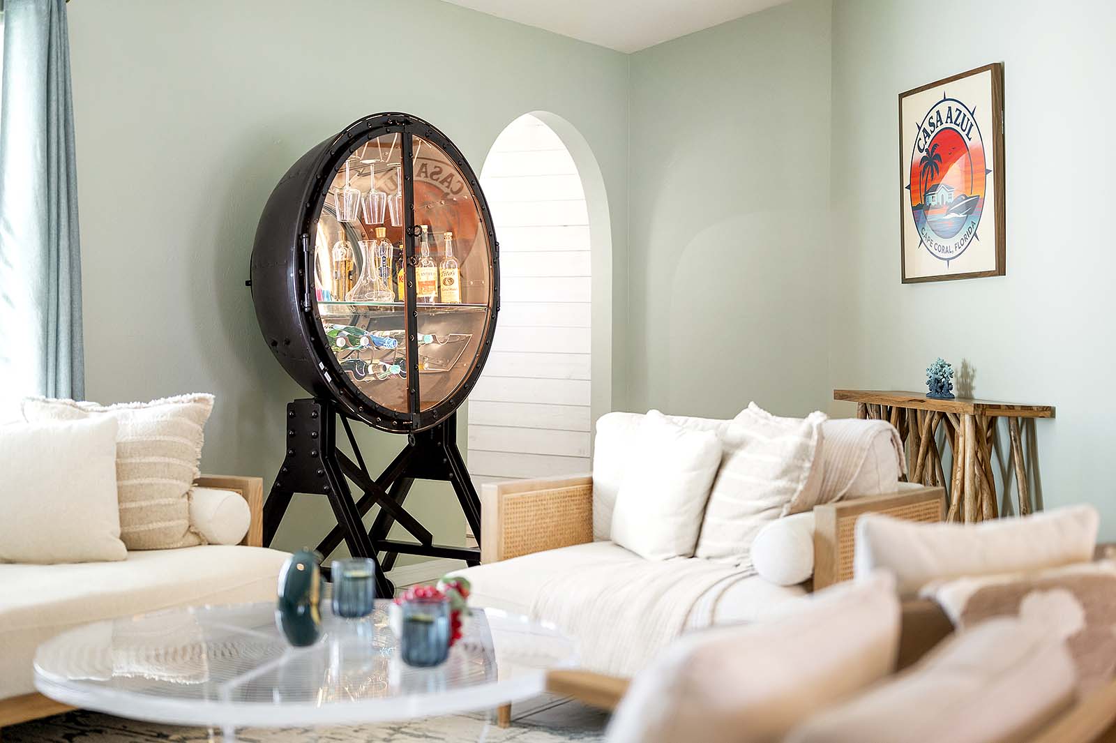 Salzwasser-Pool mit Spa und Terrasse am Kanal mit Bootsdock.