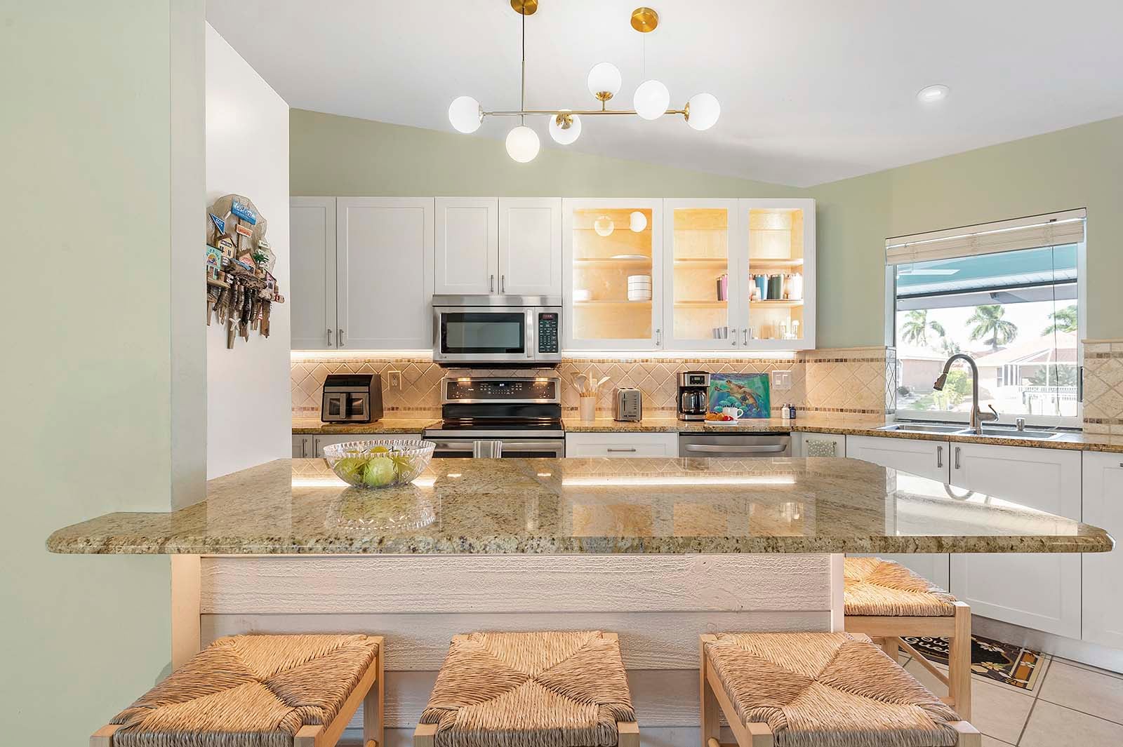 Außenbereich mit Salzwasser-Pool, Spa und Sitzgelegenheiten am Kanal.