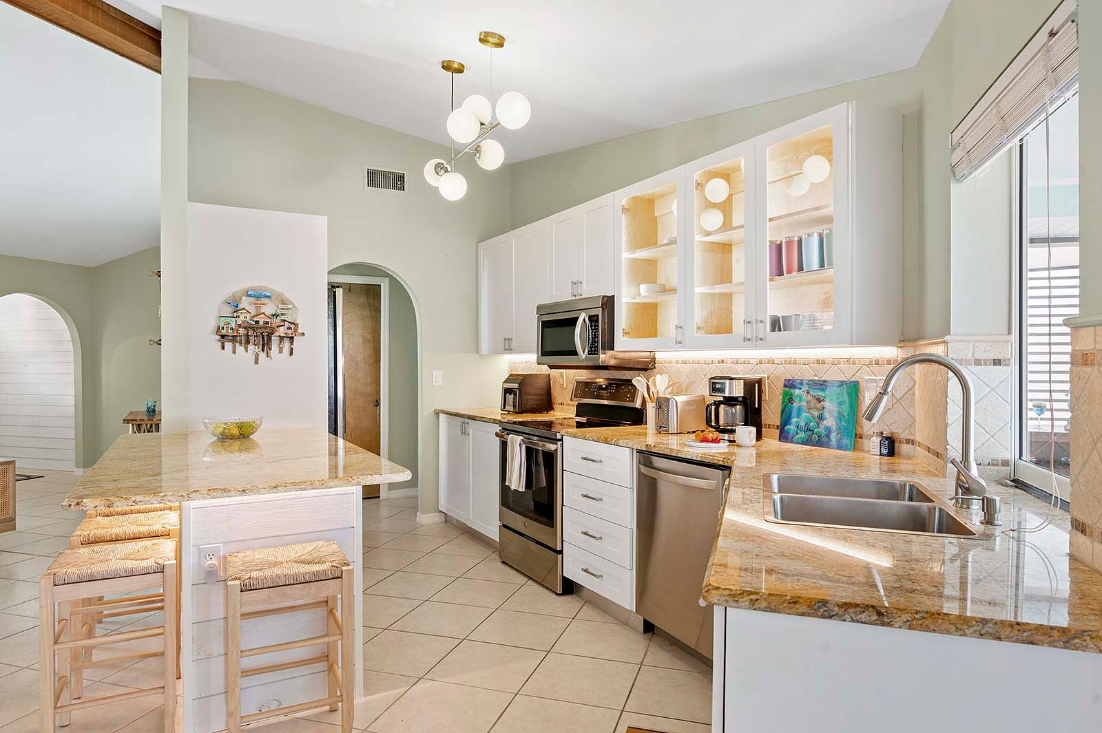 Salzwasser-Pool mit Spa und Terrasse am Kanal.