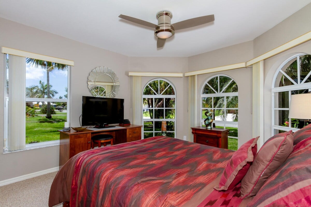 Privater Pool mit Sonnenliegen und TV im Außenbereich am Kanal.