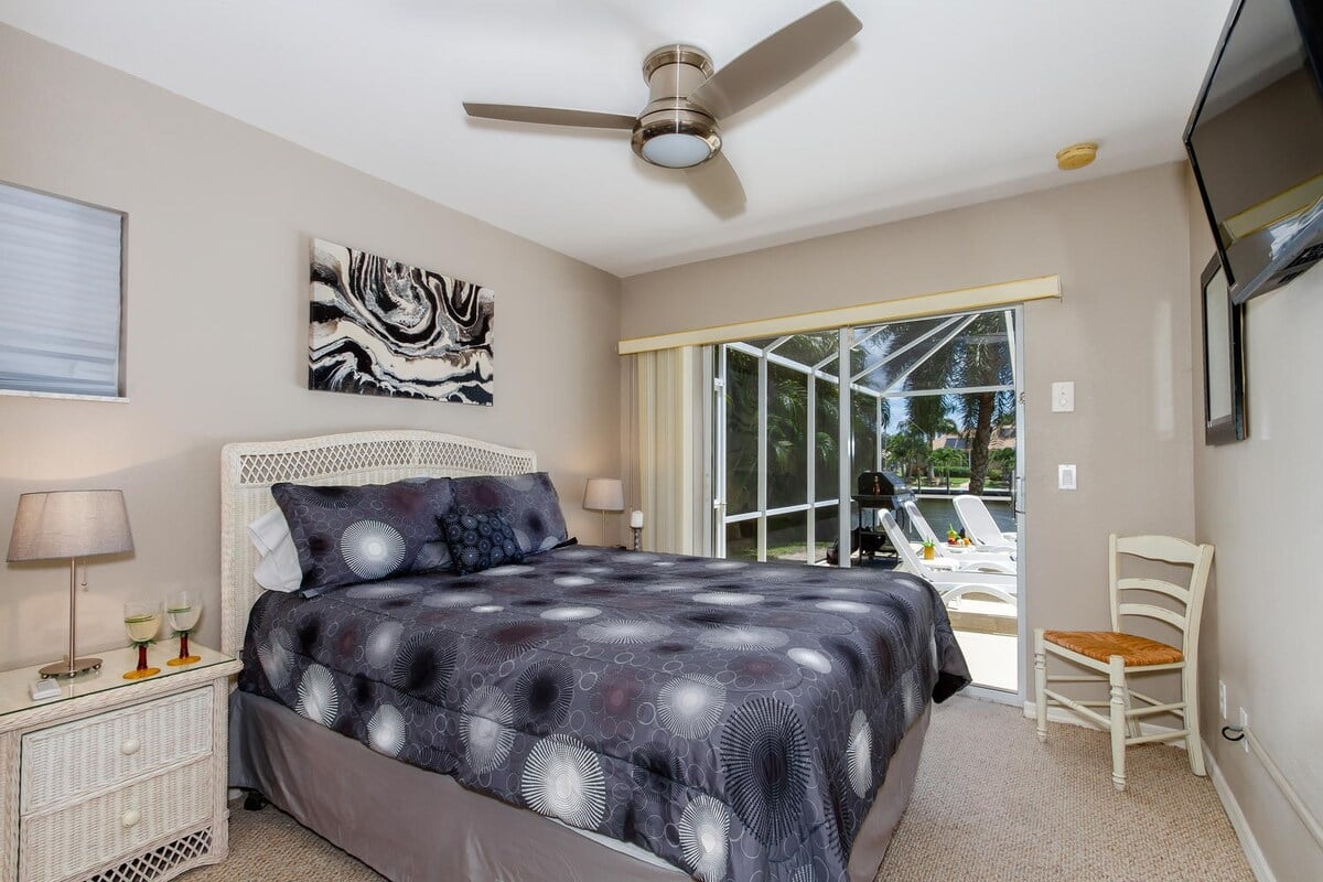 Schlafzimmer mit Queensize-Bett und Zugang zur Terrasse