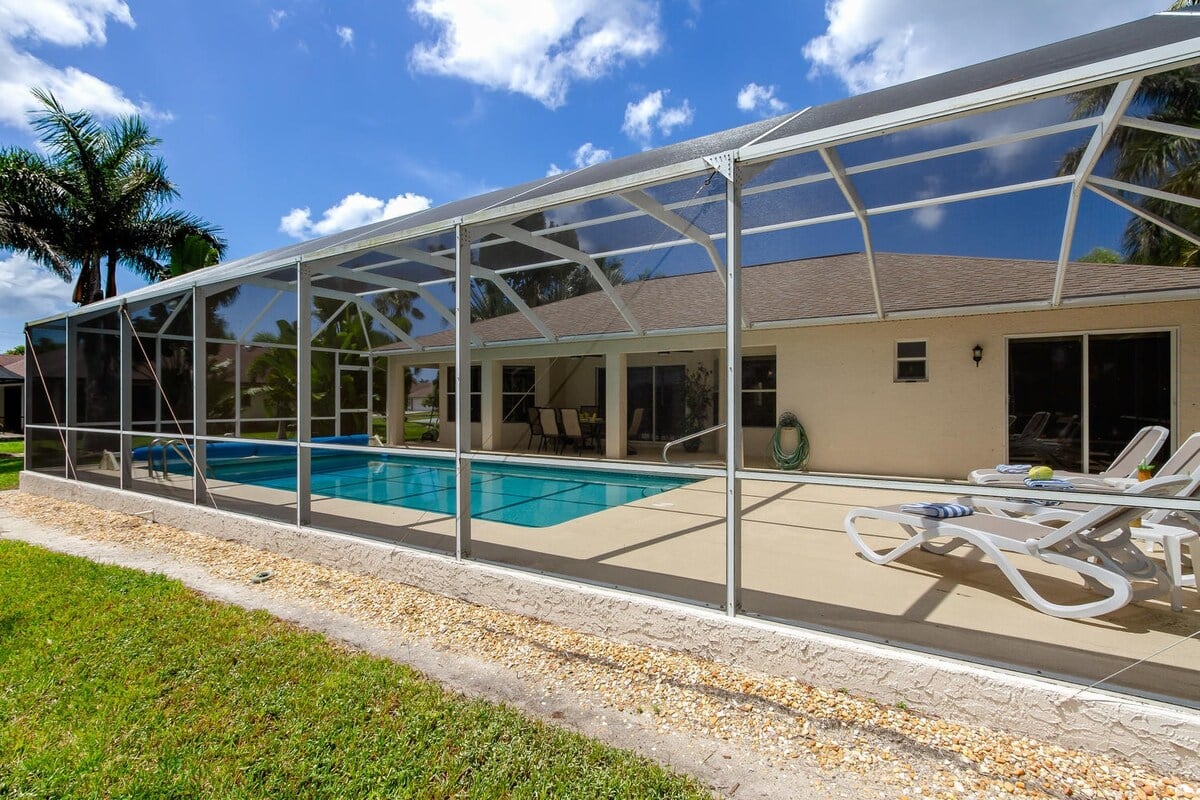 Der nach Nordwesten ausgerichtete Pool ist von Palmen umgeben und bietet einen atemberaubenden Blick auf das Wasser