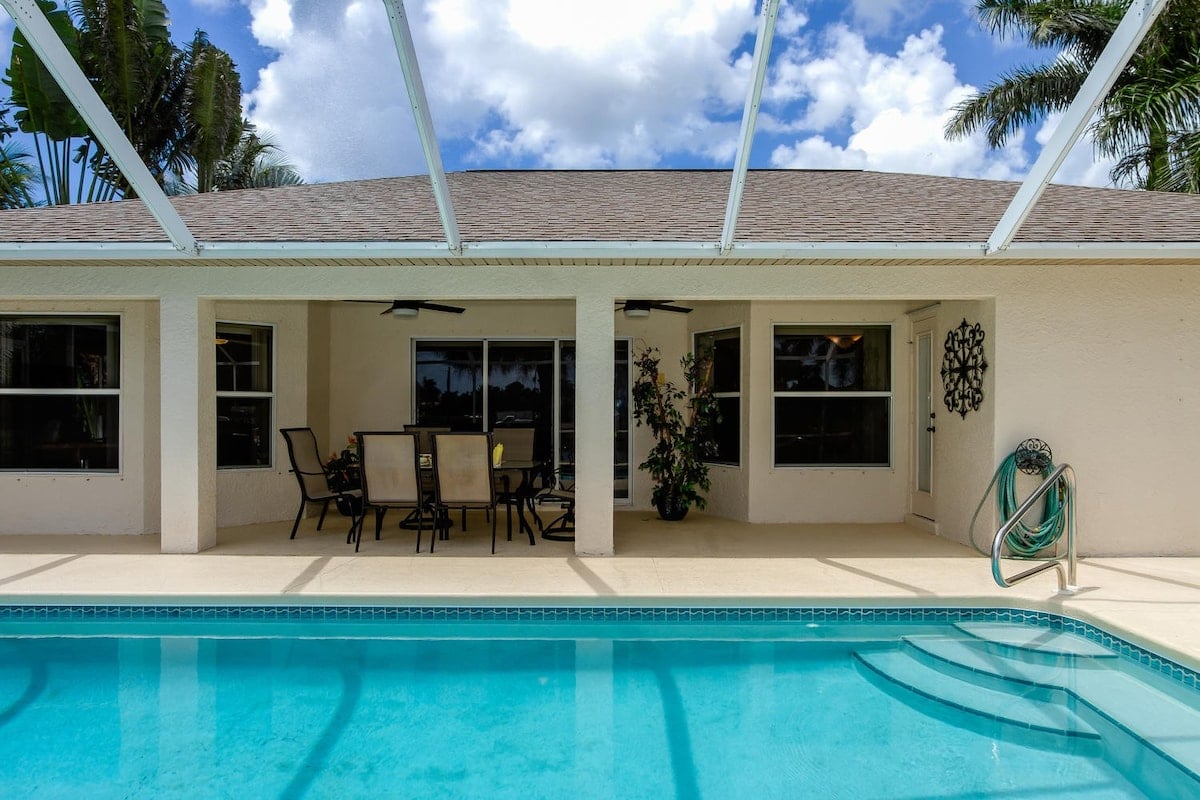 Essen im Freien unter der überdachten Veranda für bis zu sechs Gäste