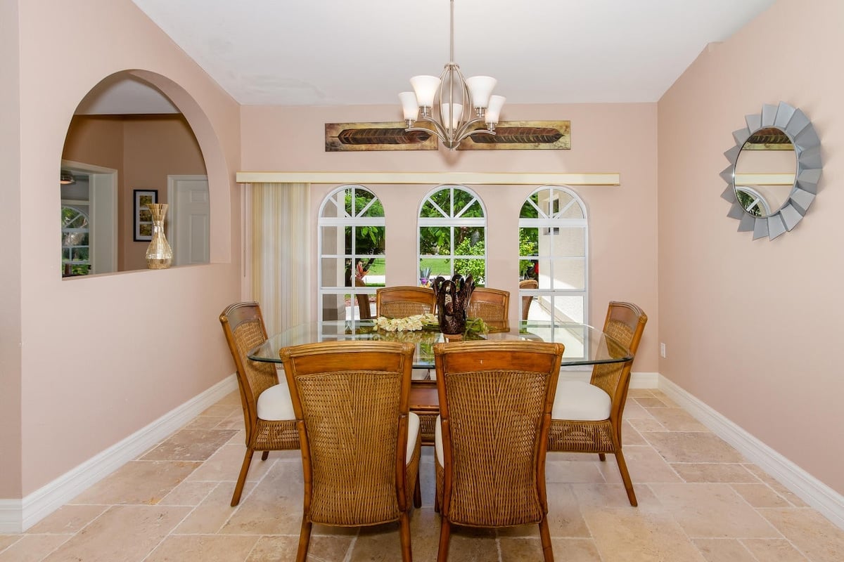 Privater Poolbereich mit Sonnenliegen und TV auf der Lanai am Kanal.